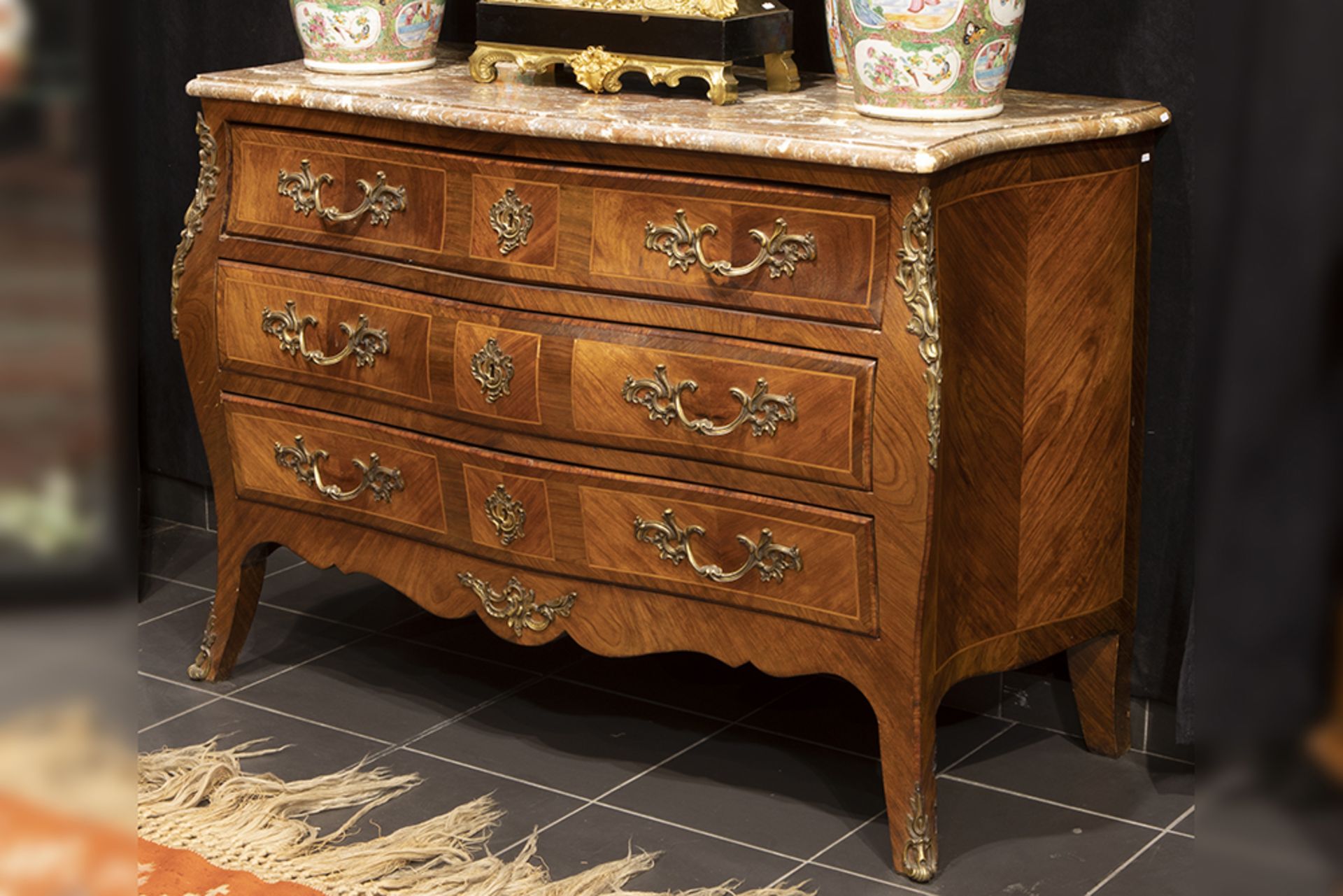 'antique' Louis XV style chest of drawers in marquetry with its marble top || 'Antieke'