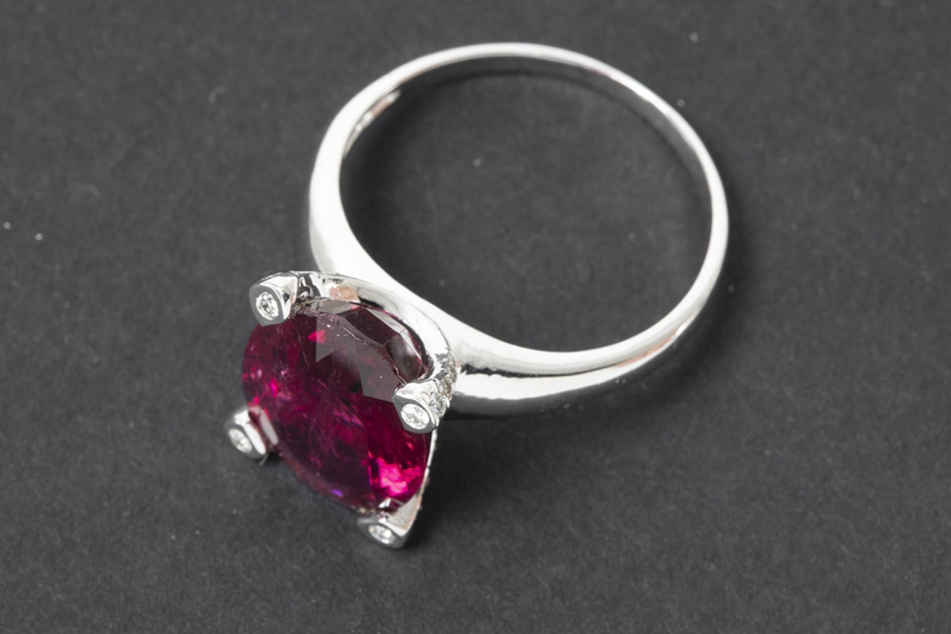 superb rubelite of more then 5 carat with a beautiful natural color set in a handmade ring in - Bild 2 aus 2