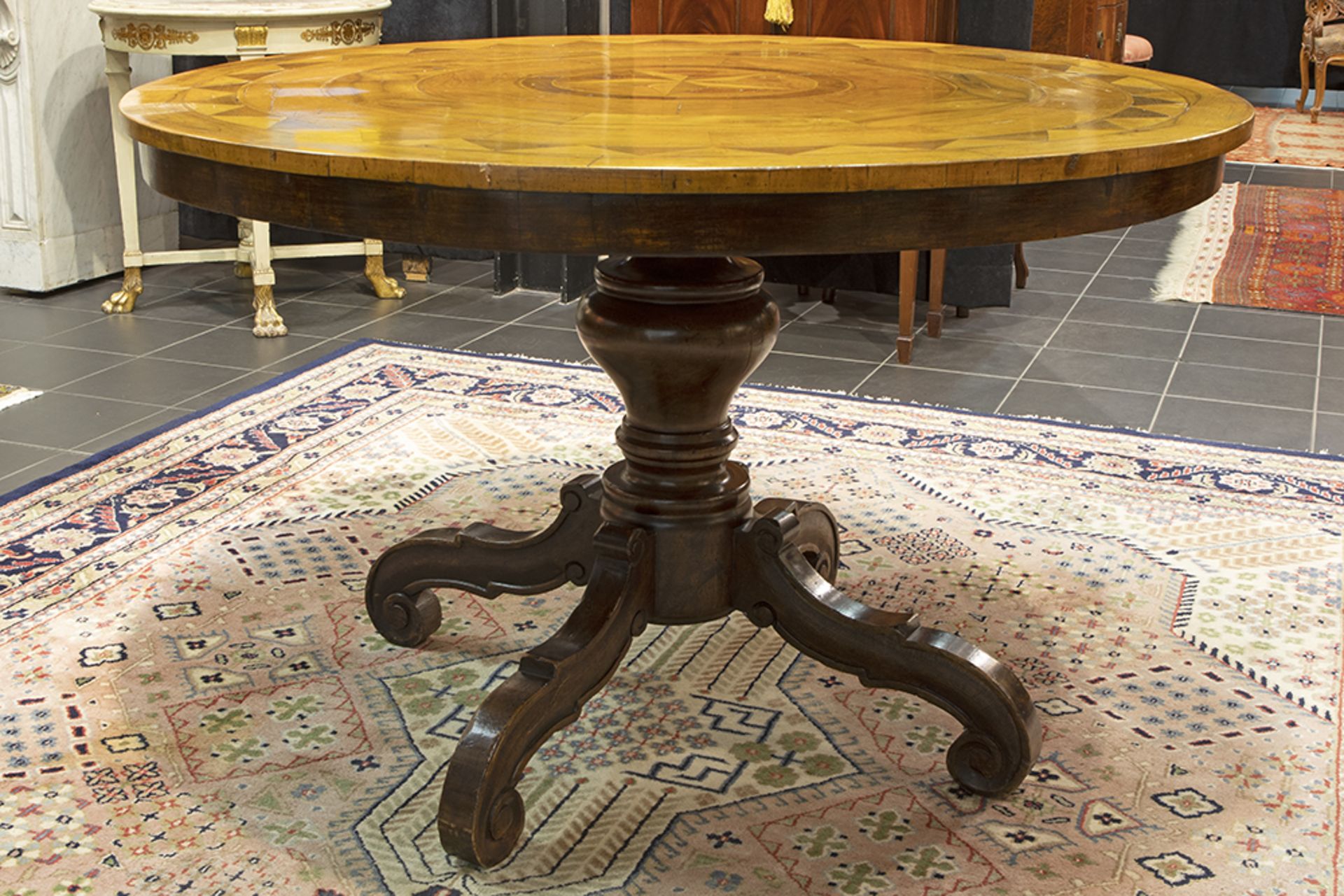 19th Cent. Biedermeier table in walnut with a round marquetry top || Negentiende eeuwse