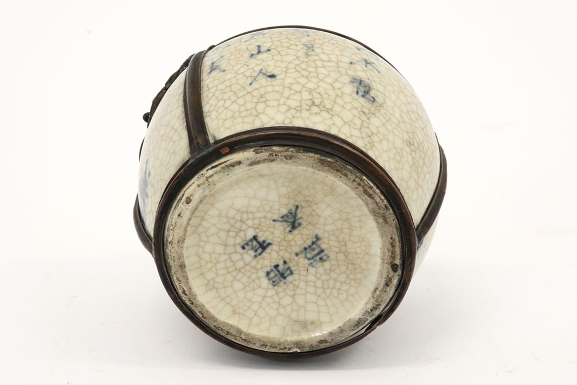 Chinese inkwell in marked crackle glazed porcelain with blue-white decor and metal mounting || - Image 4 of 4