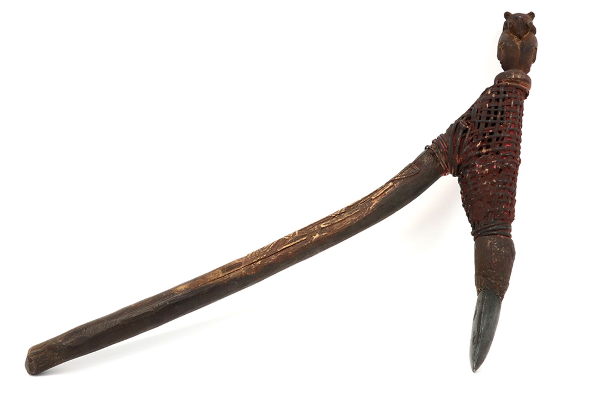 Papoa New Guinean Sepik axe in wood and fibers with remains of dye || PAPOEASIE NIEUW - GUINEA / - Image 2 of 3