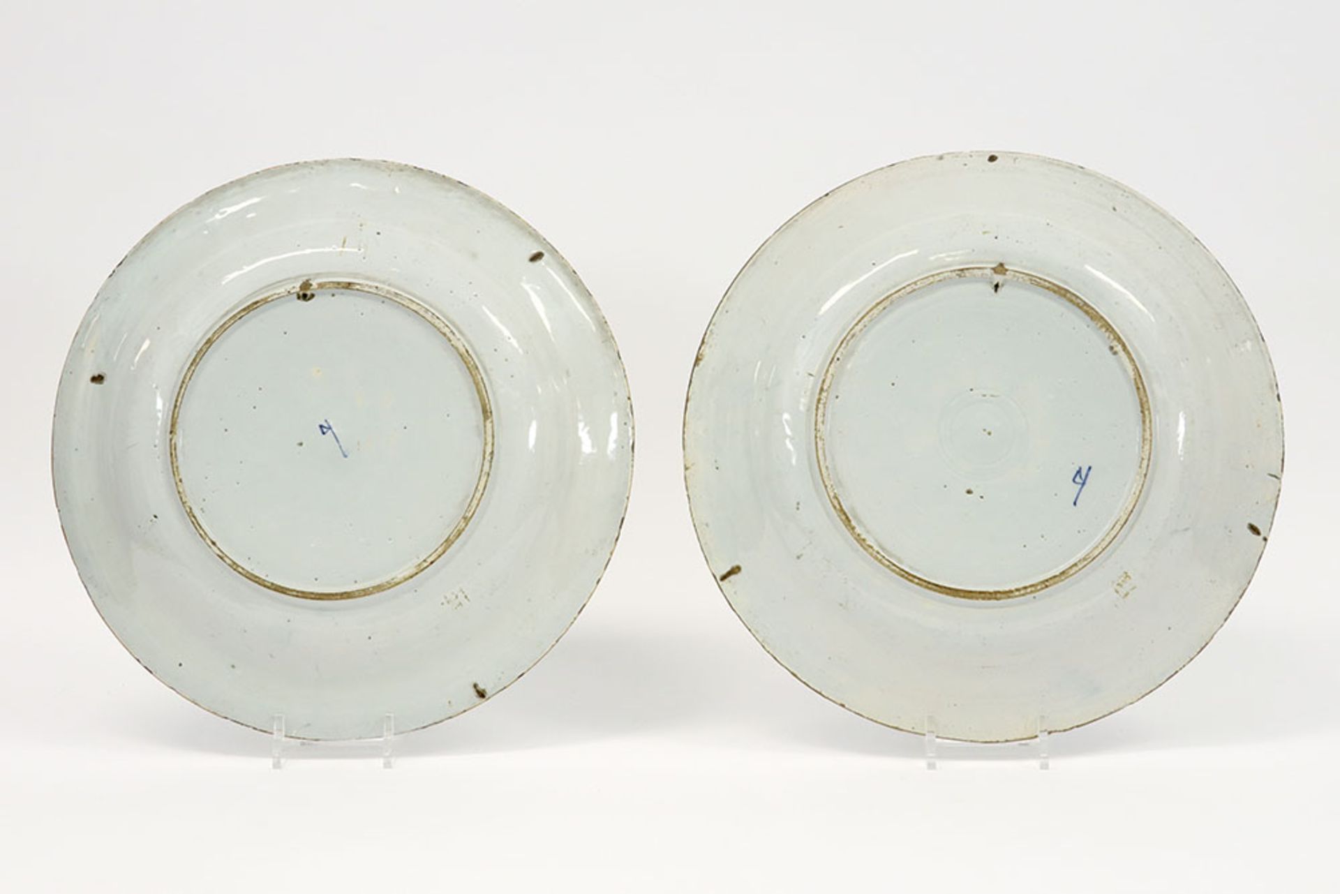 pair of 18th Cent. dishes in marked ceramic from Delft with a blue-white garden decor || Paar - Image 2 of 3