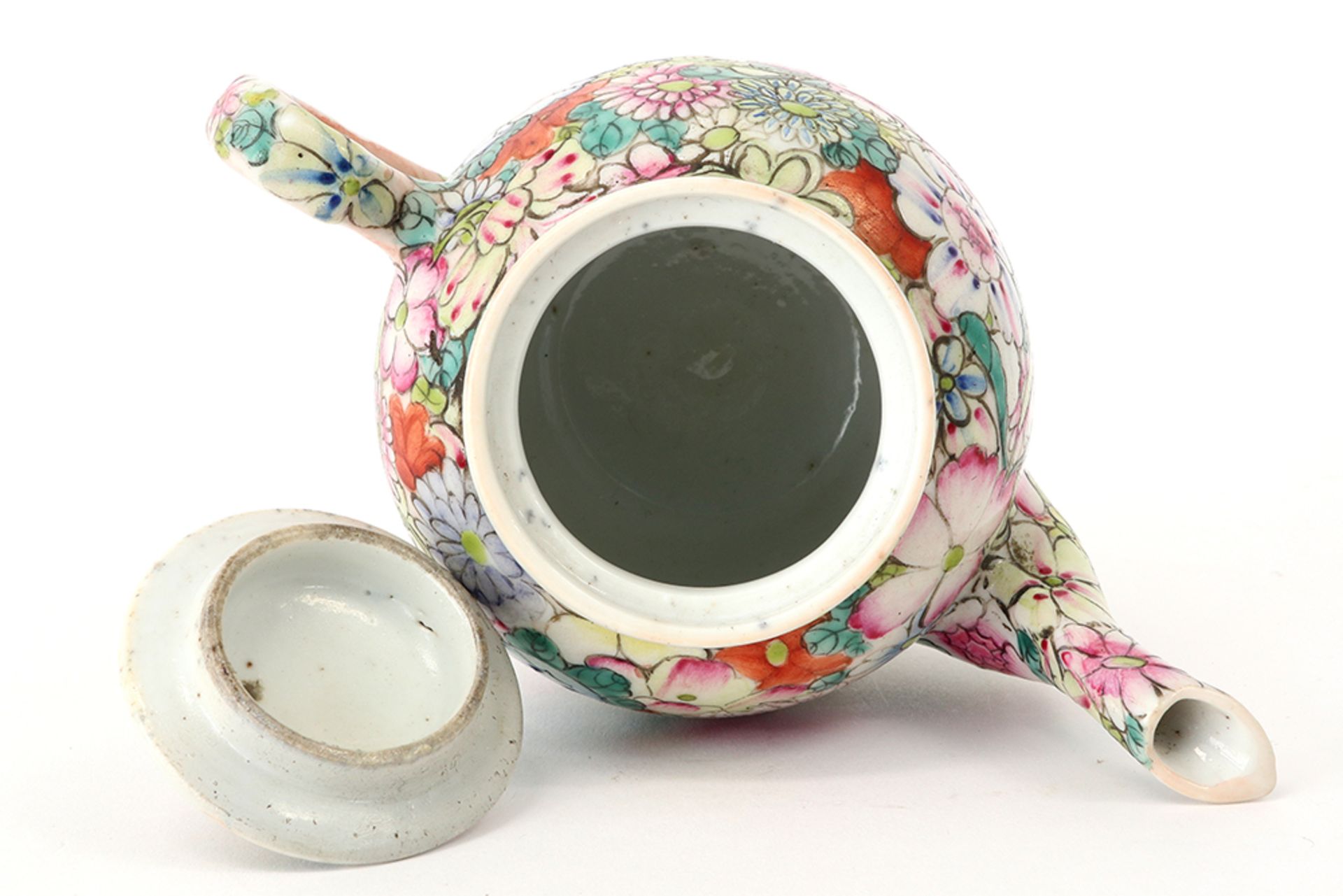 antique Chinese teapot in marked porcelain with a 'mille fiori' - decor || Antiek Chinees - Image 3 of 5