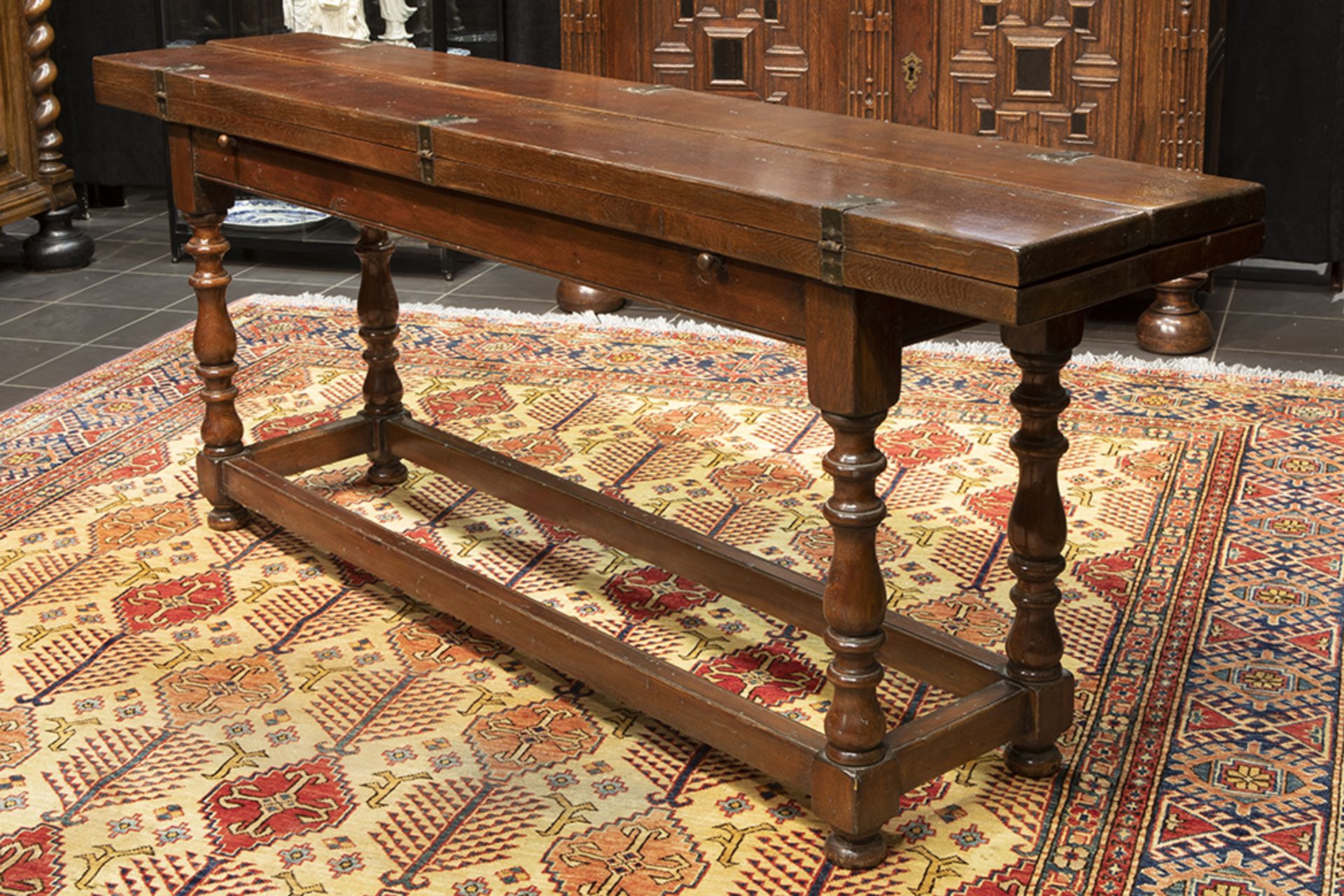 'antique' side table in oak || 'Antieke' eiken wandtafel met rechthoekig bovenblad met twee - Image 3 of 3