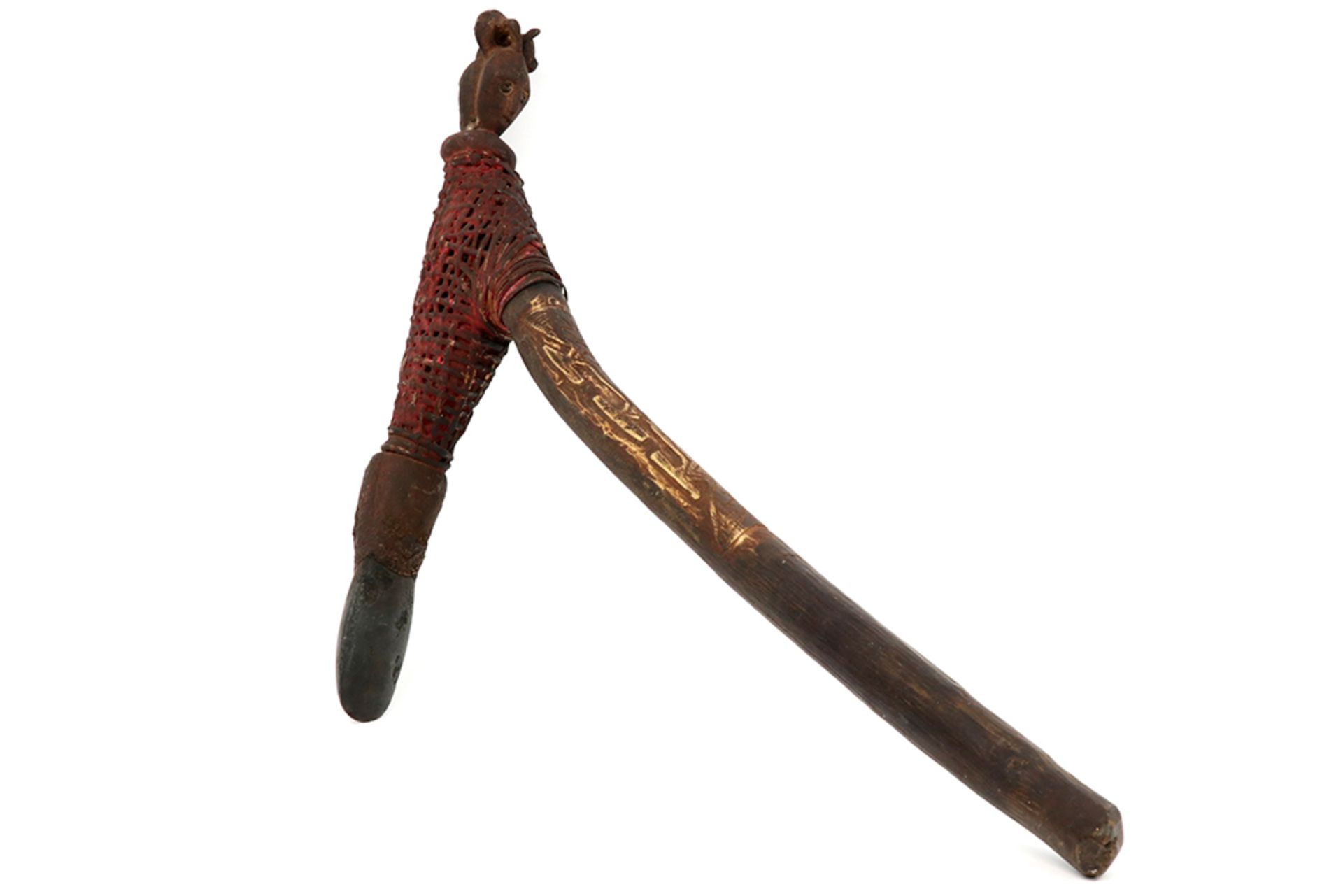 Papoa New Guinean Sepik axe in wood and fibers with remains of dye || PAPOEASIE NIEUW - GUINEA / - Image 3 of 3