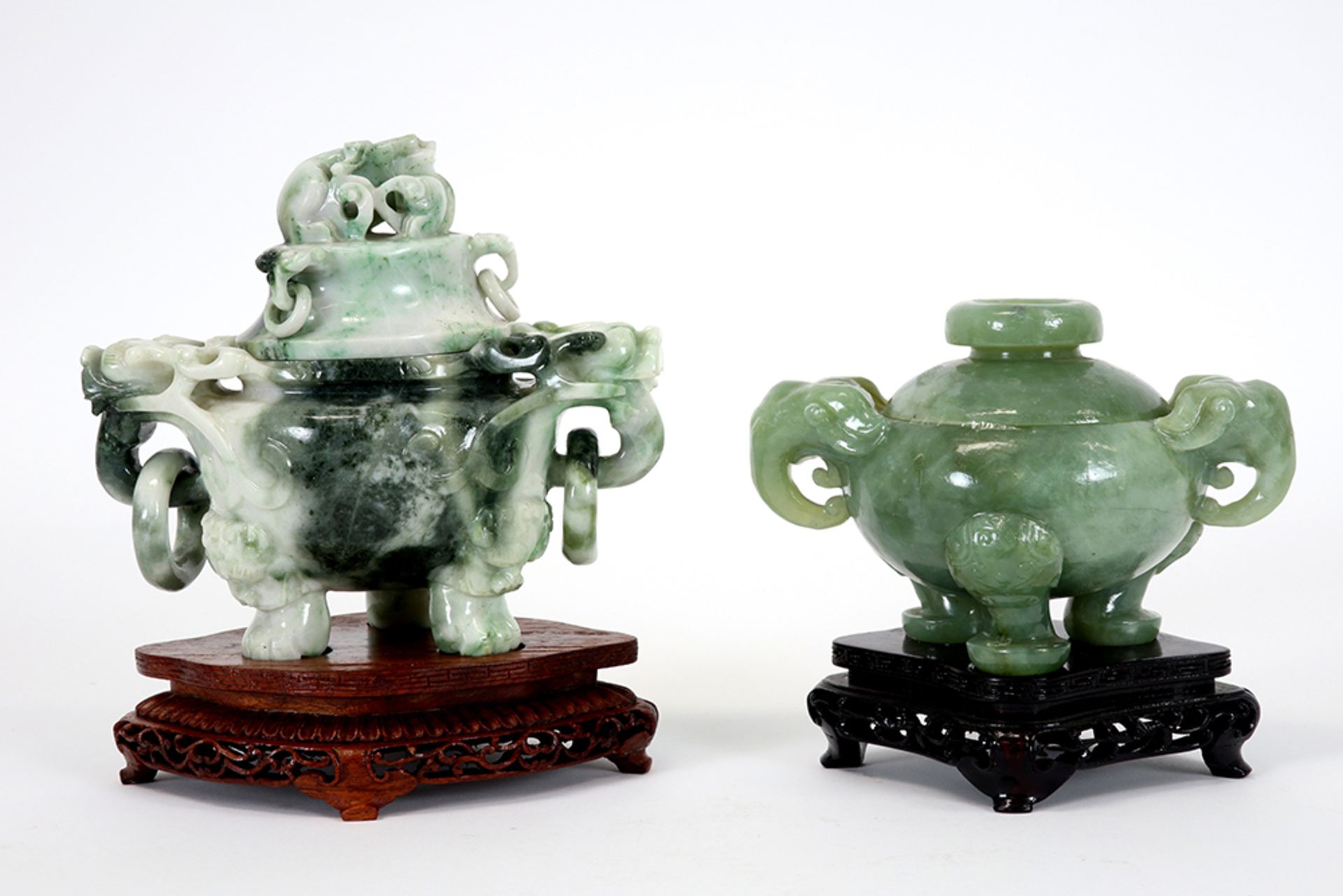 two Chinese lidded pots in jade || Lot van twee Chinese gedekselde recipiënten in jade - hoogtes :