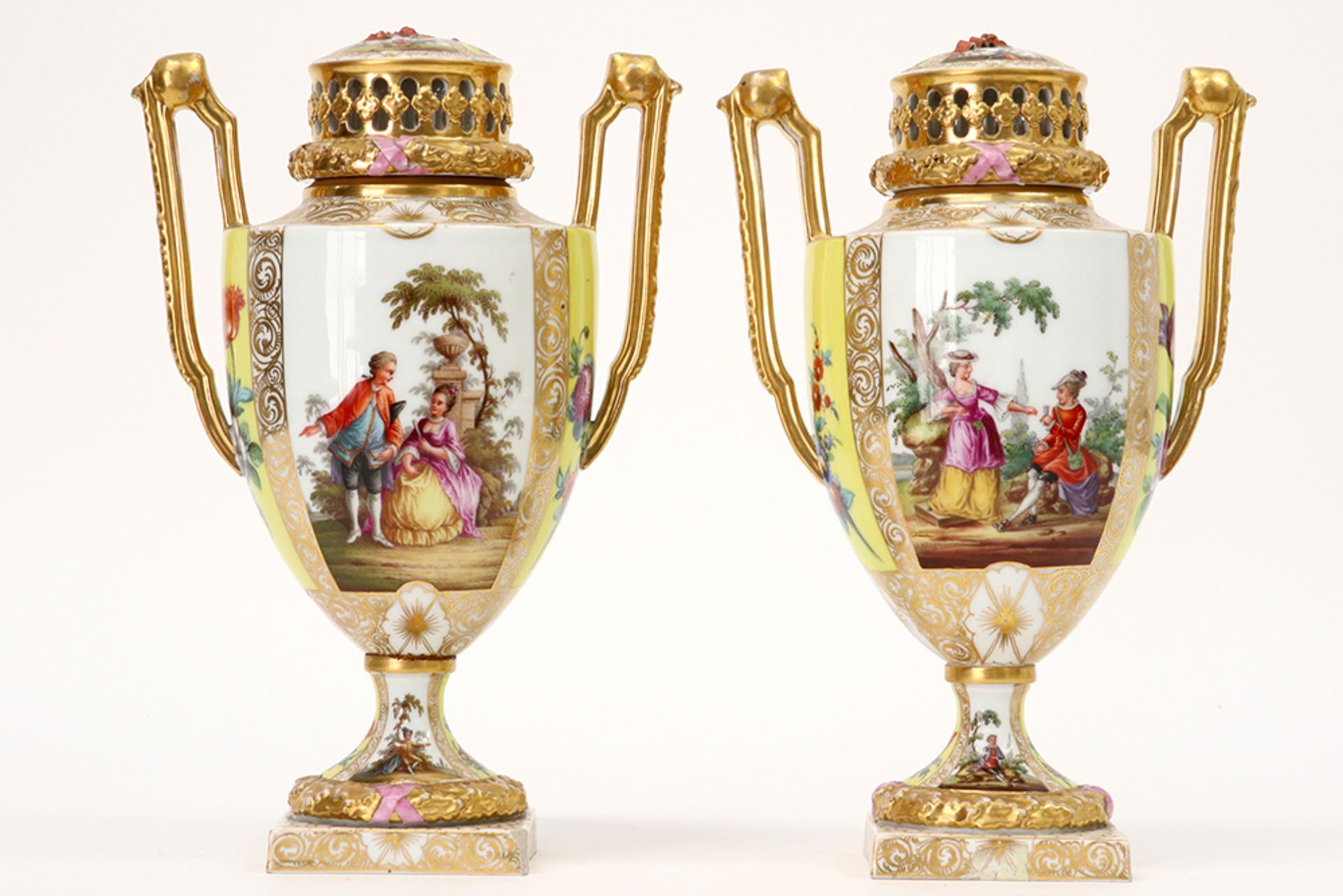 pair of antique neoclassical lidded vases in "AR (Augustus Rex)" marked porcelain with finely - Bild 2 aus 5