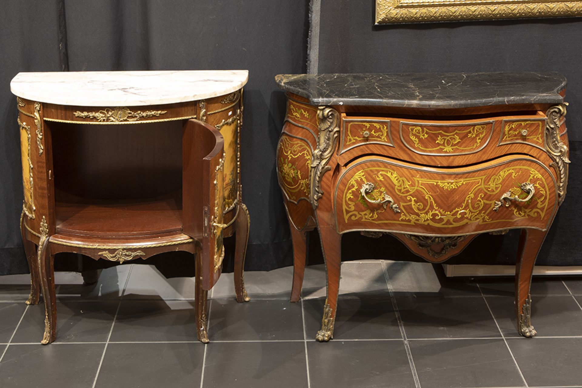 two small chest of drawers || Lot van twee kleine commodes, waarvan één met panelen in "vernis - Image 2 of 2