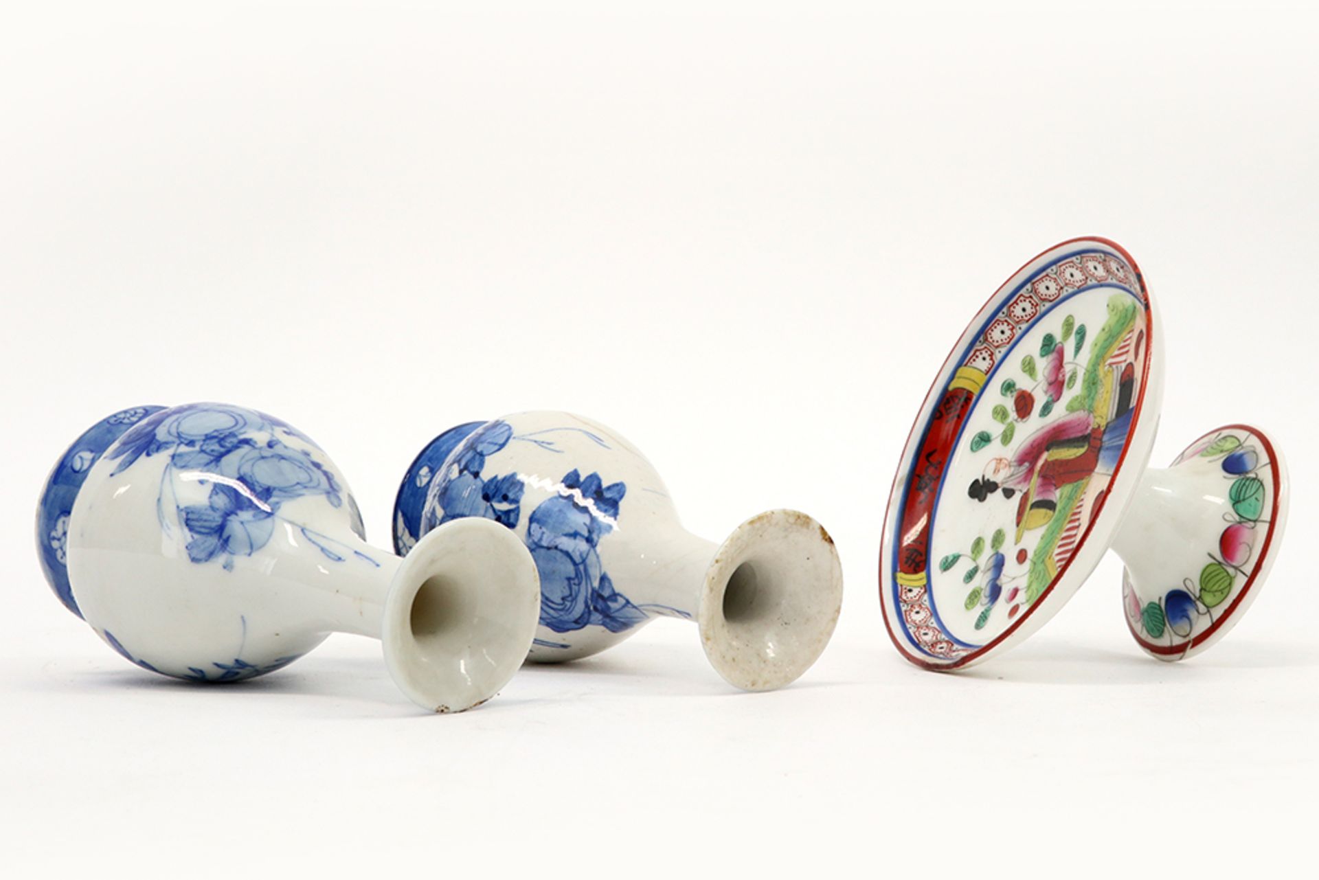 three pieces of porcelain || Drie stuks porselein met een paar Japanse vaasjes - Image 4 of 4