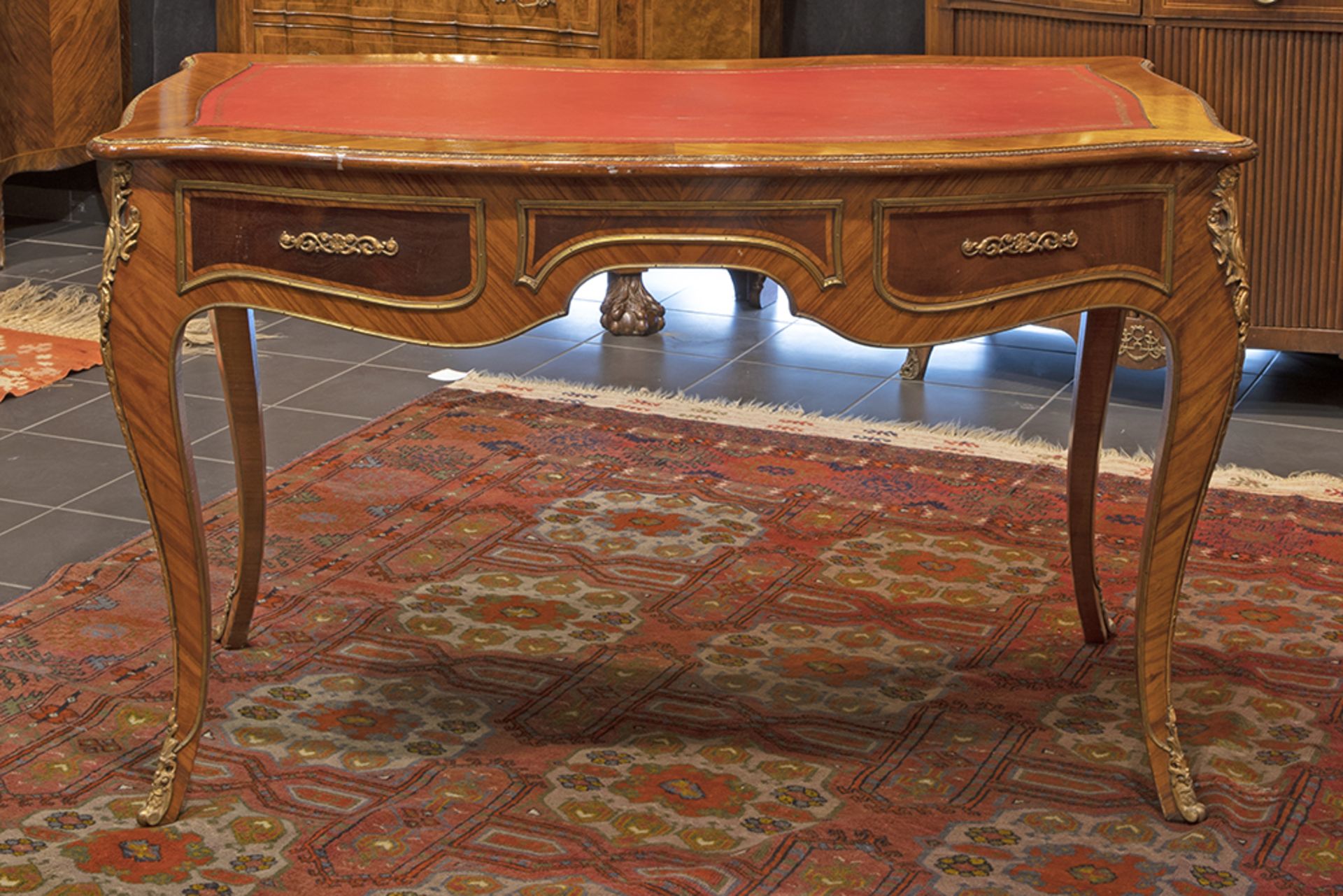 Louis XV style desk in rose-wood with mountings in bronze || Bureautje in Lodewijk XV-stijl, - Bild 3 aus 3