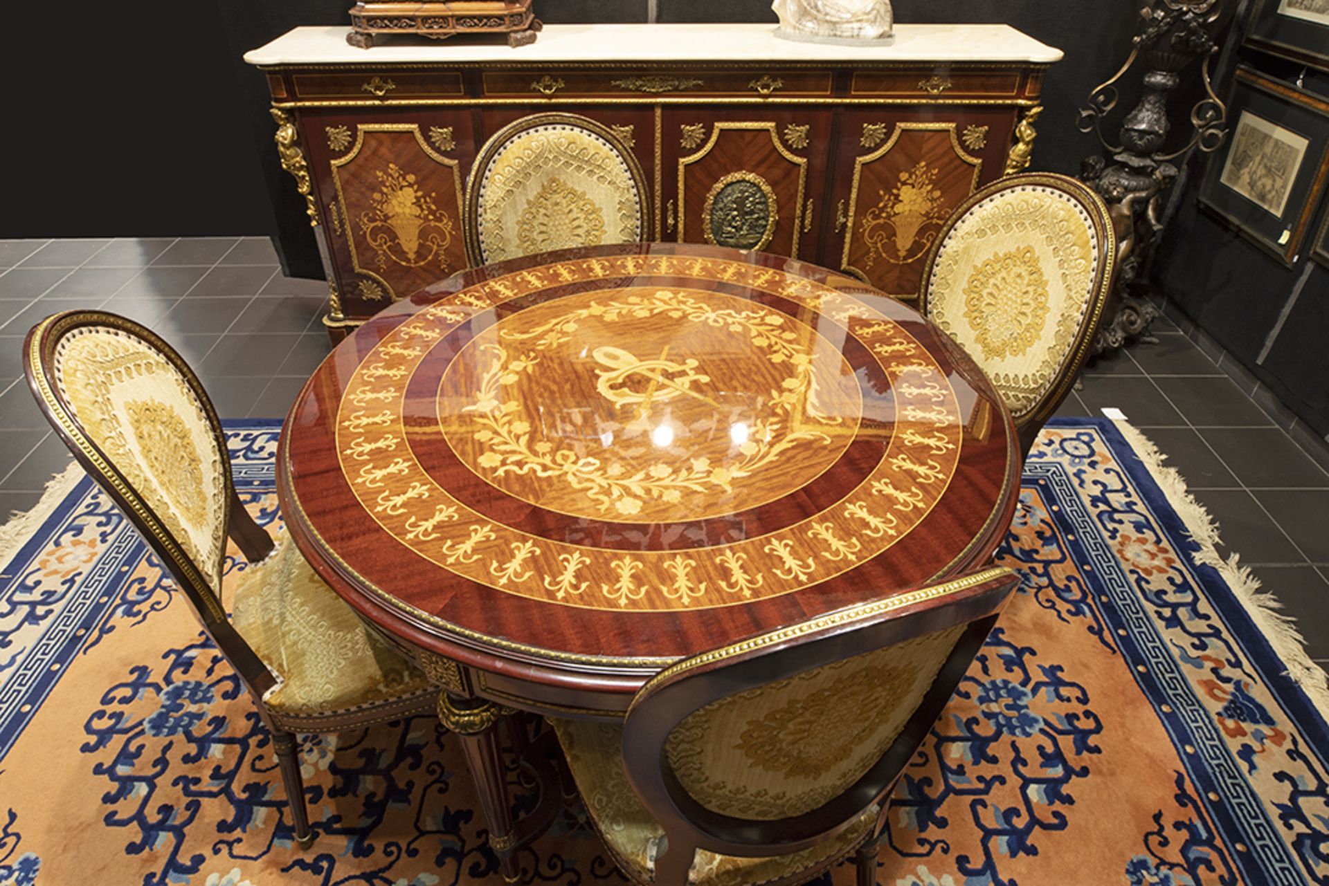 neoclassical dining-room suite in marquetry with a round table, four chairs and a sideboard || - Bild 3 aus 3