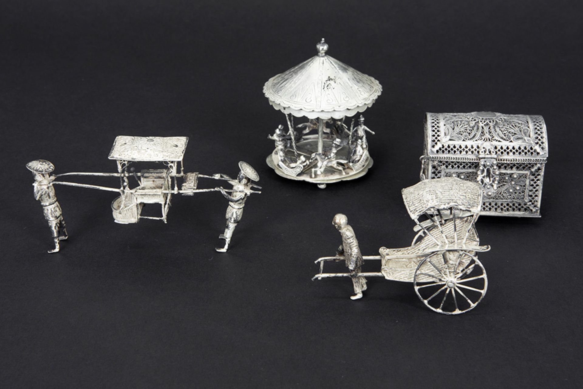 four silver miniature items || Vier miniatuurbibelots in massief zilver - gewicht : 211 gram