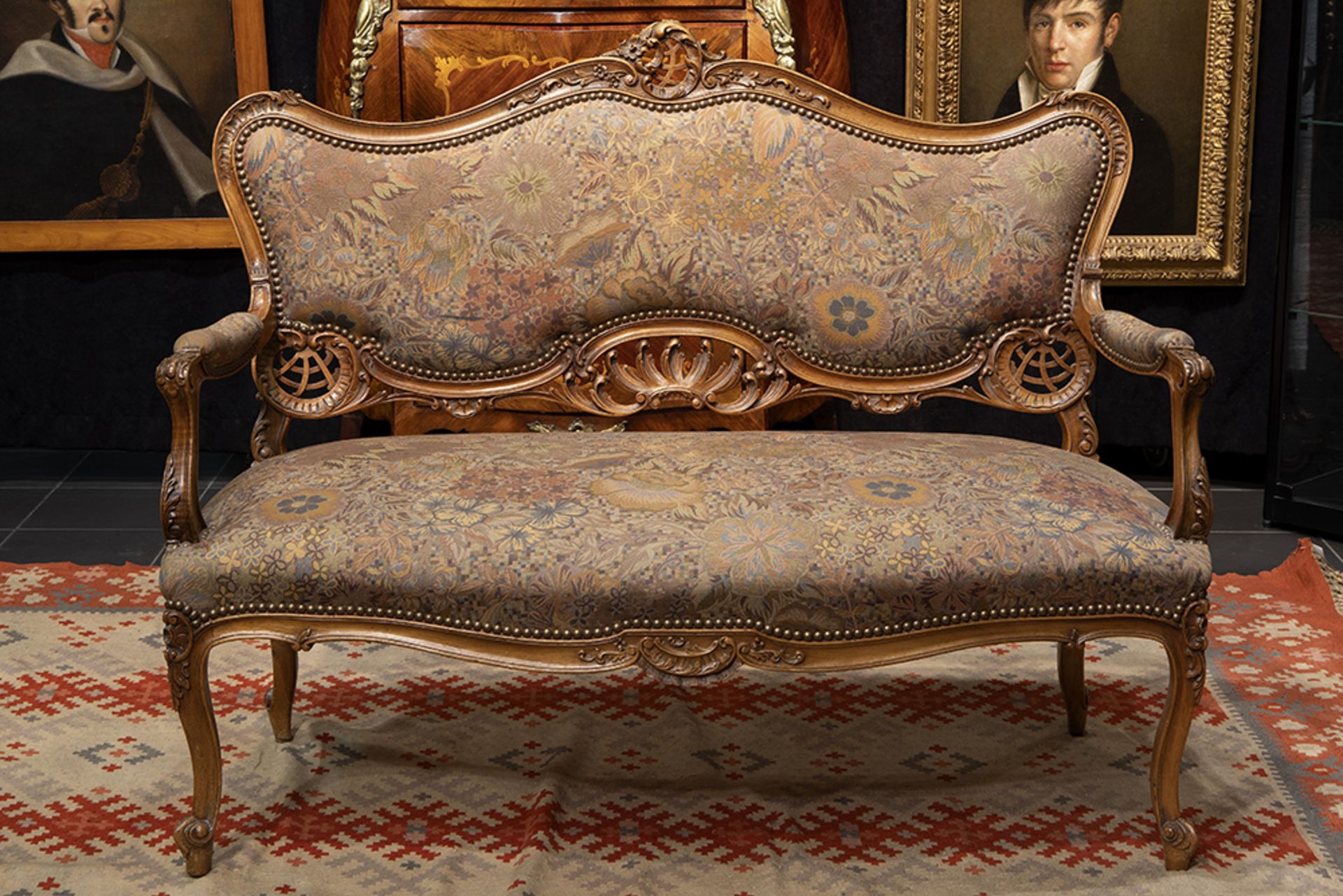 antique Louis XV style settee in walnut || Antieke canapee in notelaar met gesculpteerde Lodewijk