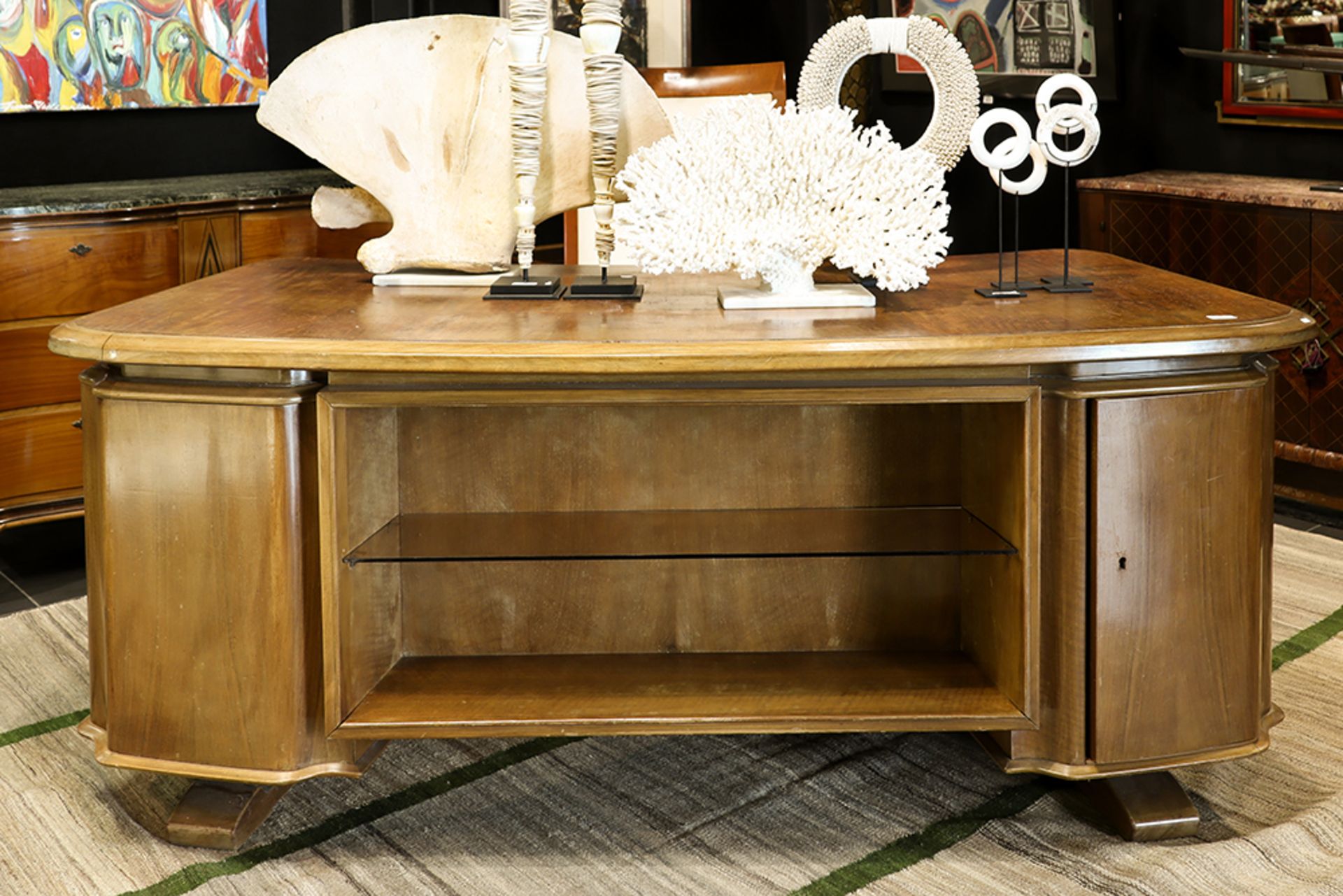 elegant Art Deco walnut desk || Art Deco-bureau in notelaar met elegant gegalbeerd design met