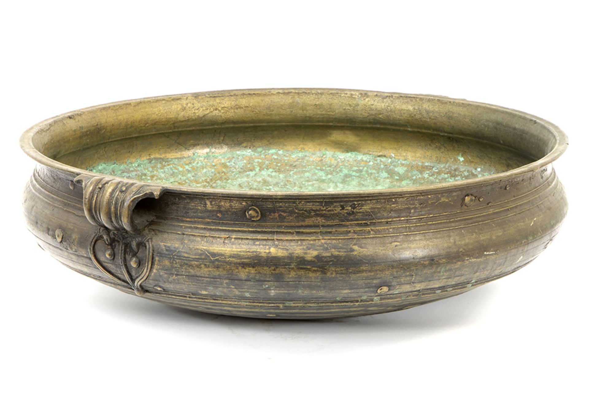 antique (?) Indian "Charakku" or "Urly" temple cooking basin in bronze || Antieke (?) Indische "