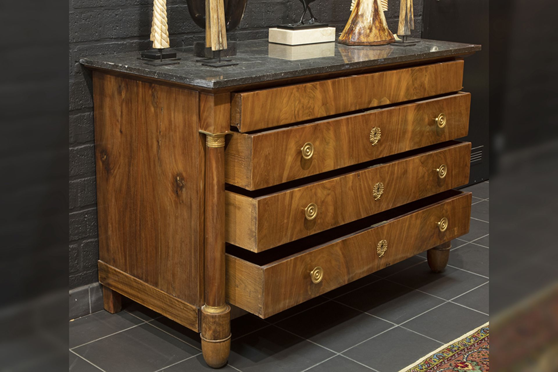 early 19th Cent. French Empire period chest of drawers in mahogany with mountings in gilded bronze - Bild 2 aus 2