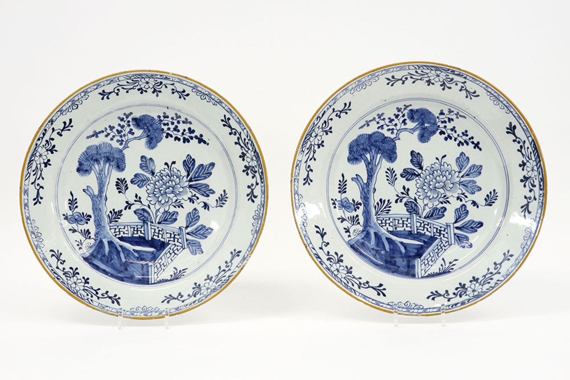 pair of 18th Cent. dishes in marked ceramic from Delft with a blue-white garden decor || Paar