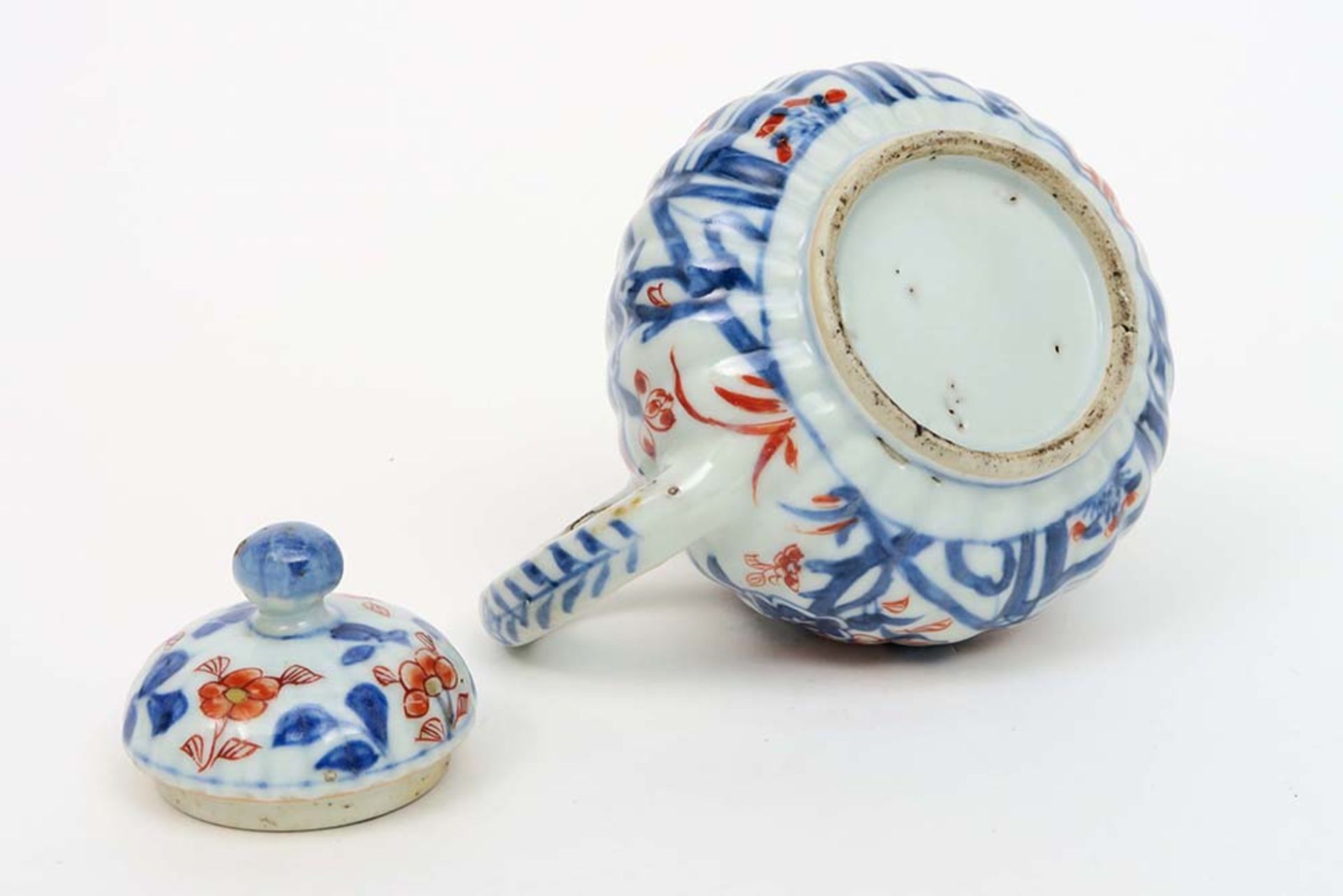 18th Cent. Chinese lidded tea pot in porcelain with an Imari flowers decor || Achttiende eeuwse - Image 4 of 4