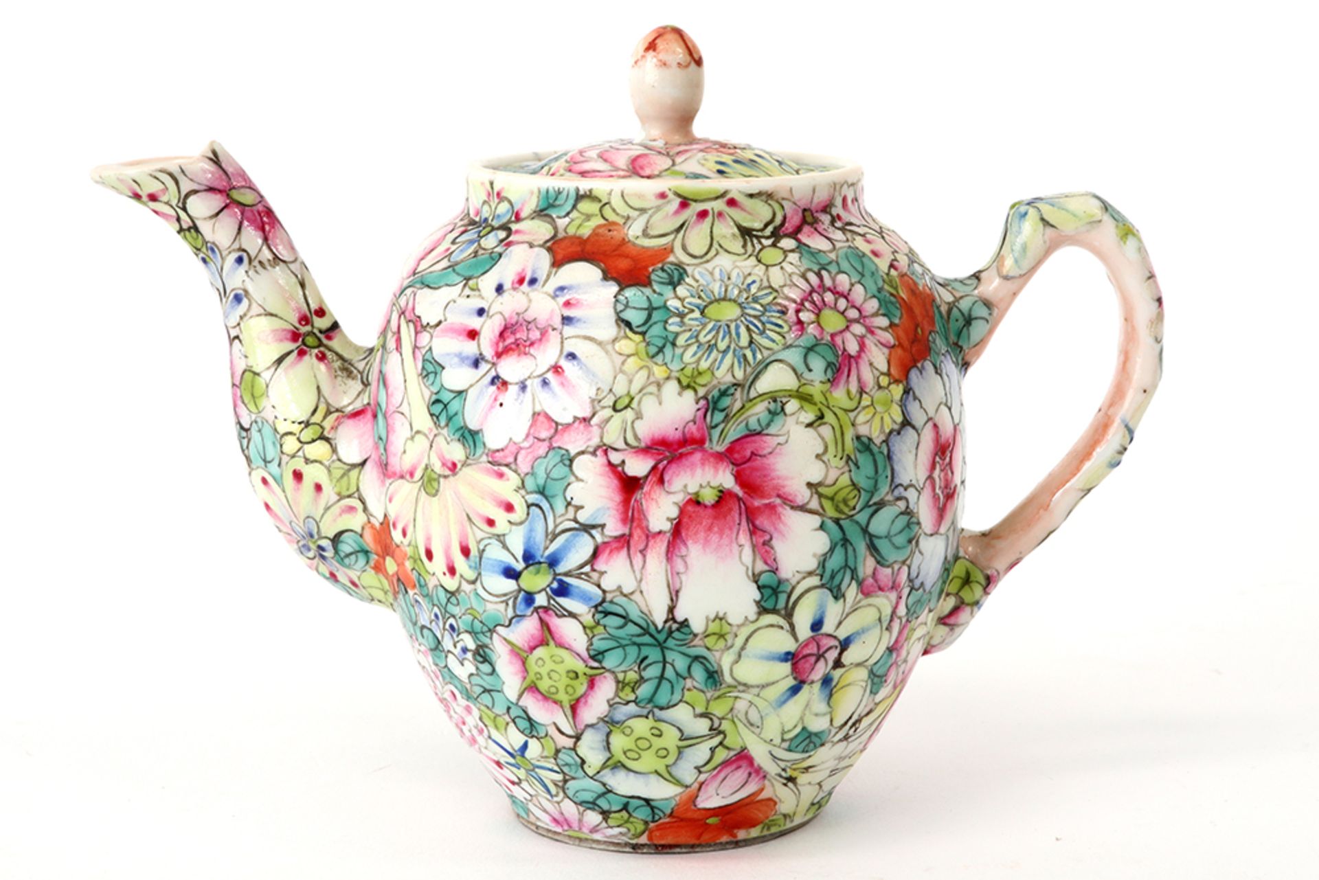 antique Chinese teapot in marked porcelain with a 'mille fiori' - decor || Antiek Chinees