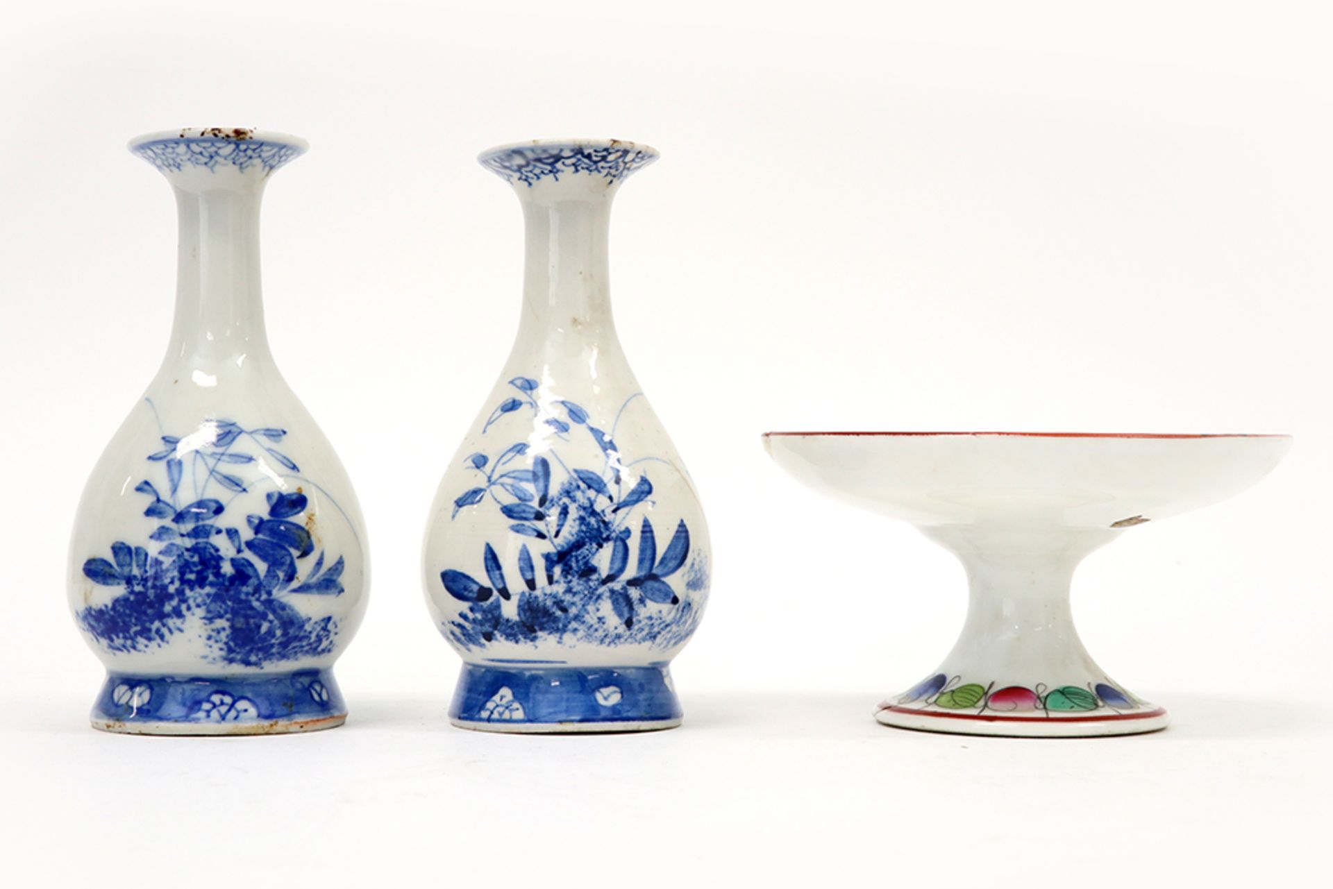 three pieces of porcelain || Drie stuks porselein met een paar Japanse vaasjes - Image 2 of 4