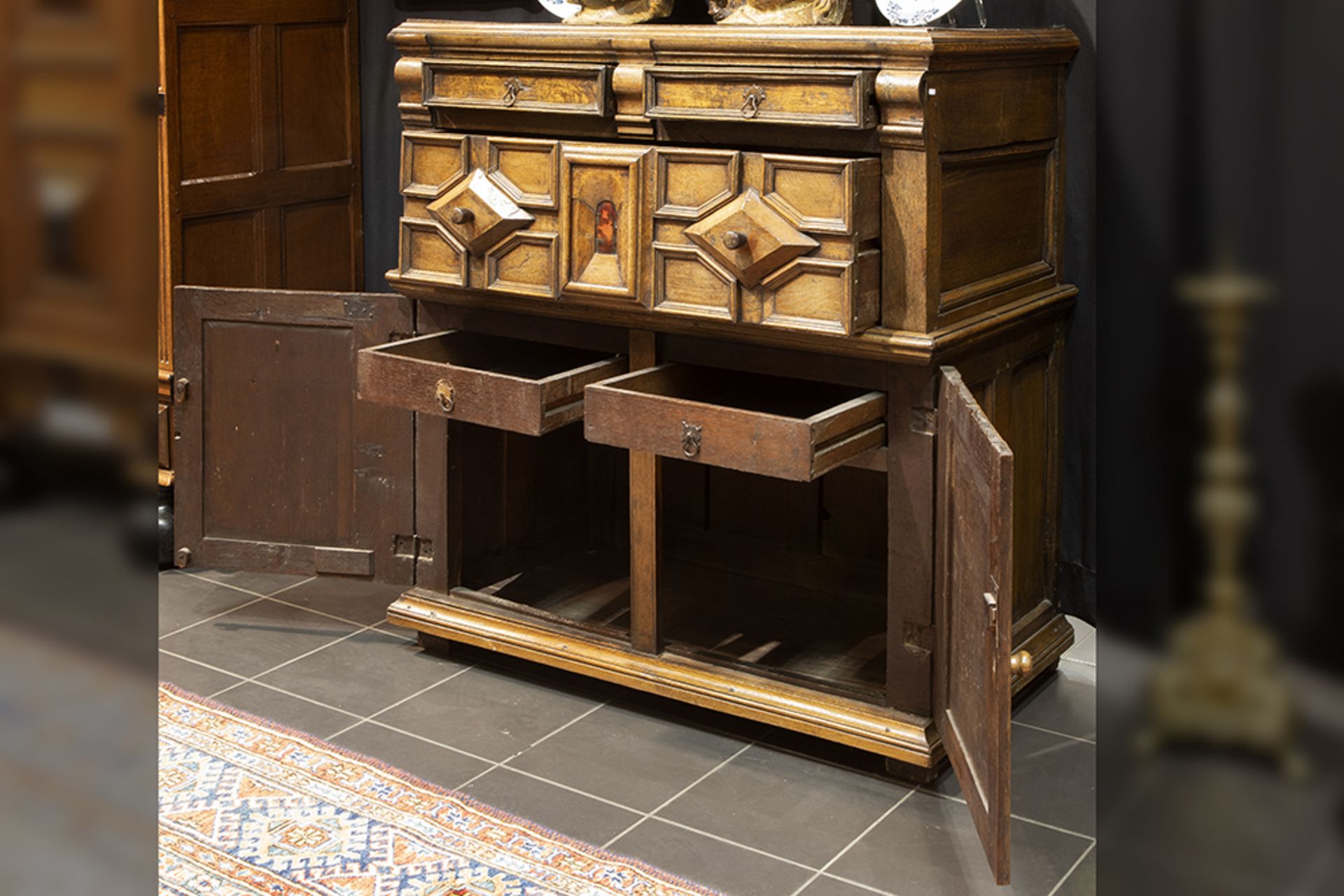 antique English Jacobean chest of drawers in oak with two doors and three drawers, of which the - Bild 2 aus 2