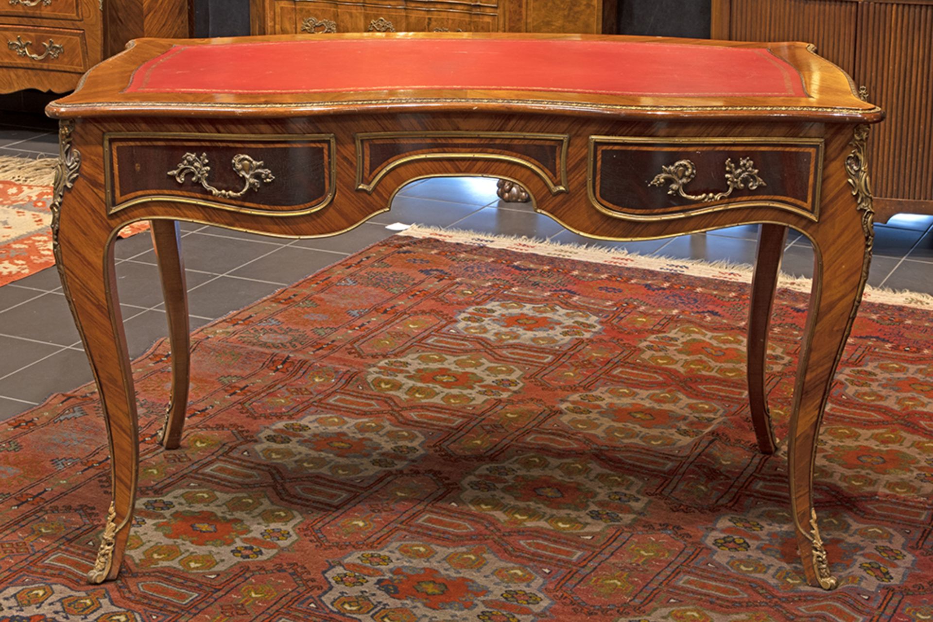 Louis XV style desk in rose-wood with mountings in bronze || Bureautje in Lodewijk XV-stijl,