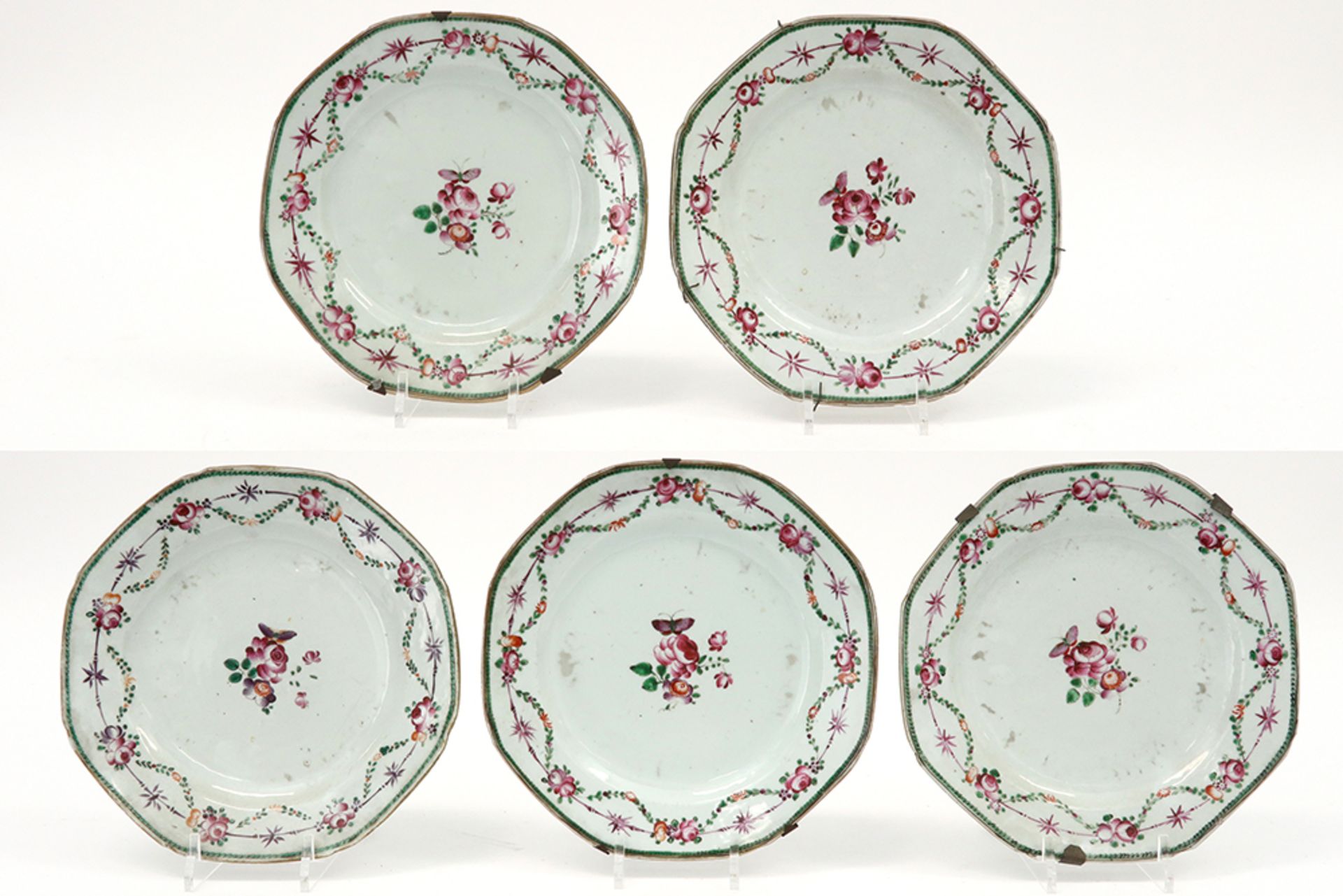 set of five 18th Cent. Chinese plates in porcelain with a polychrome decor || Reeks van vijf