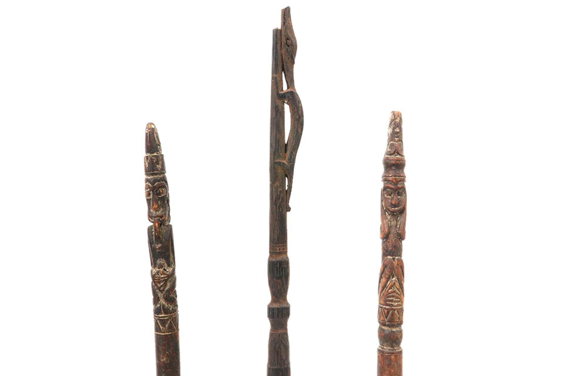 three Indonesian Dayak scalping knives, used by headhunters to remove the skin of the skulls || - Image 2 of 3