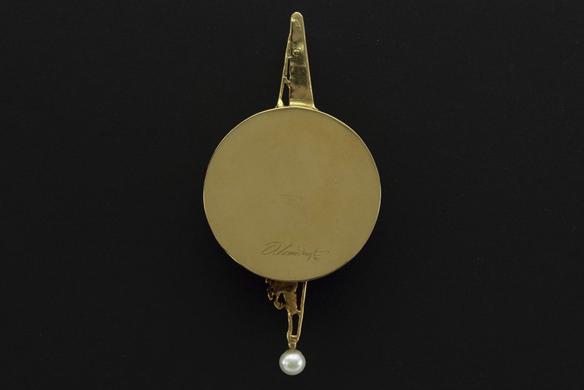 20th Cent. Belgian sculpture/pendant in yellow gold (24 carat bath), Indian ivory and 13 pearls - - Bild 2 aus 3