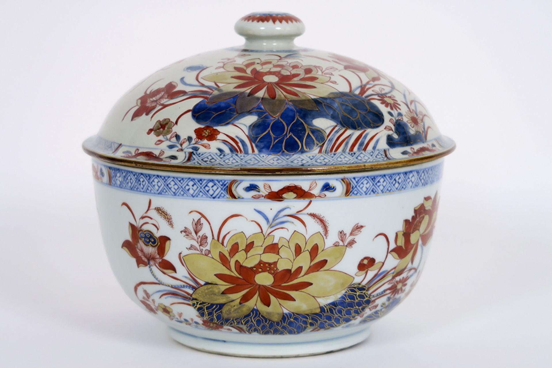 quite big 18th Cent. Chinese lidded tureen in porcelain with Imari flower decor || Achttiende eeuwse