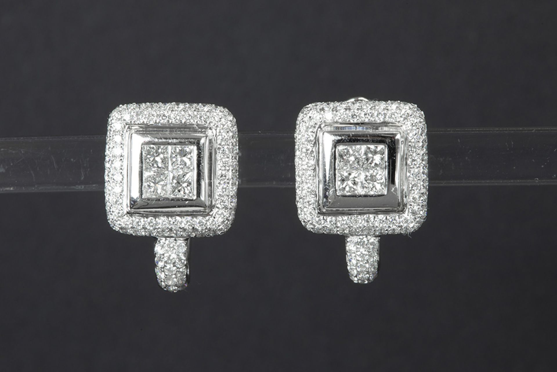 nice pair of earrings in white gold (18 carat) with 1,66 carat of very high quality princess' and