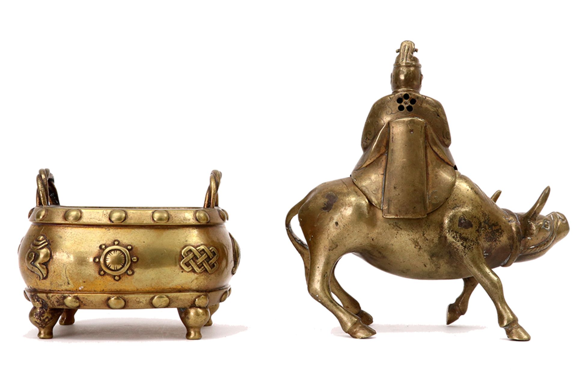 two Chinese bronze items with a sculpture and a small marked incense burner || Lot van twee - Image 3 of 4