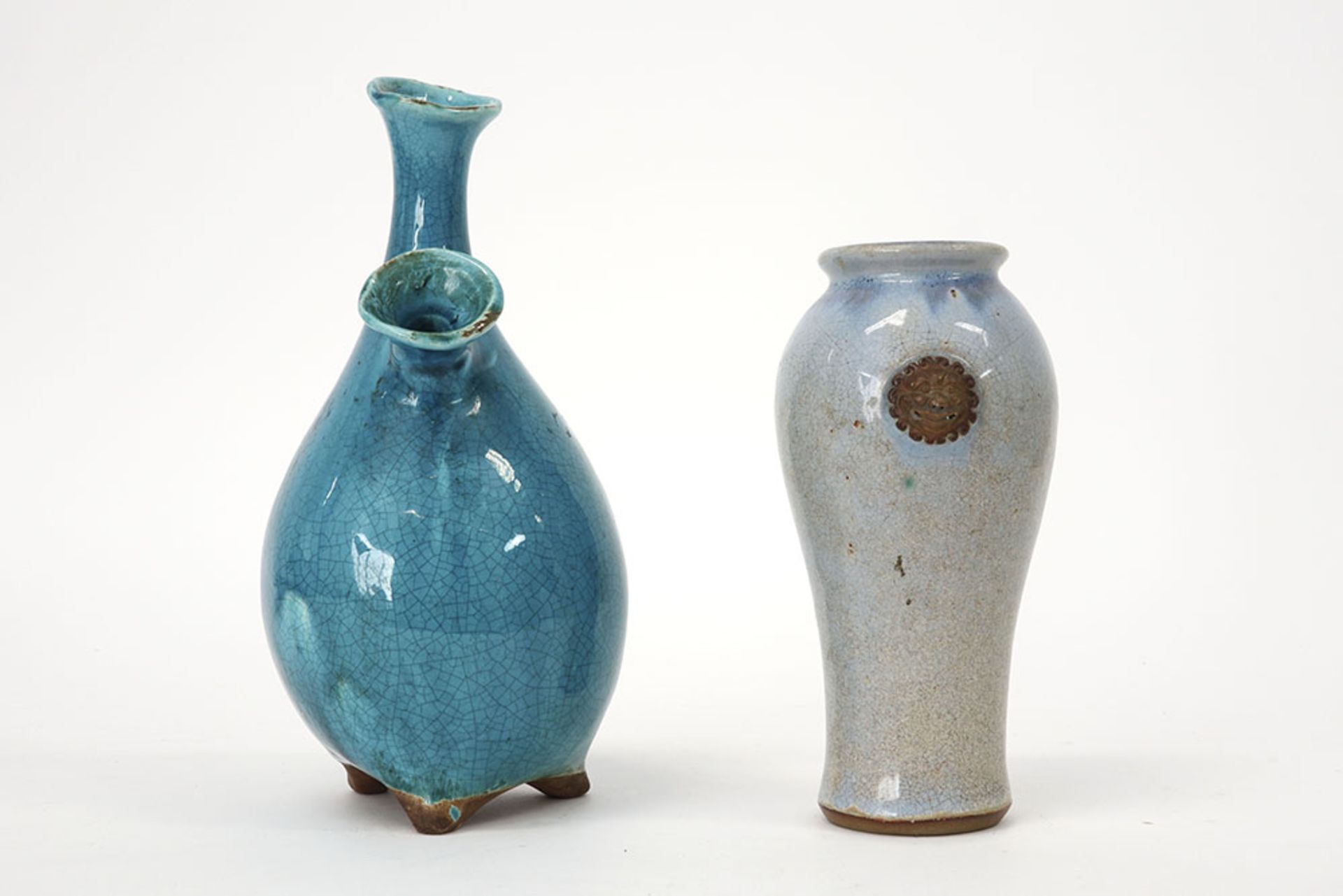 a Chinese crackle ware pitcher and vase || Lot (2) van een Chinese kruik en vaas met craquelé- - Image 2 of 3