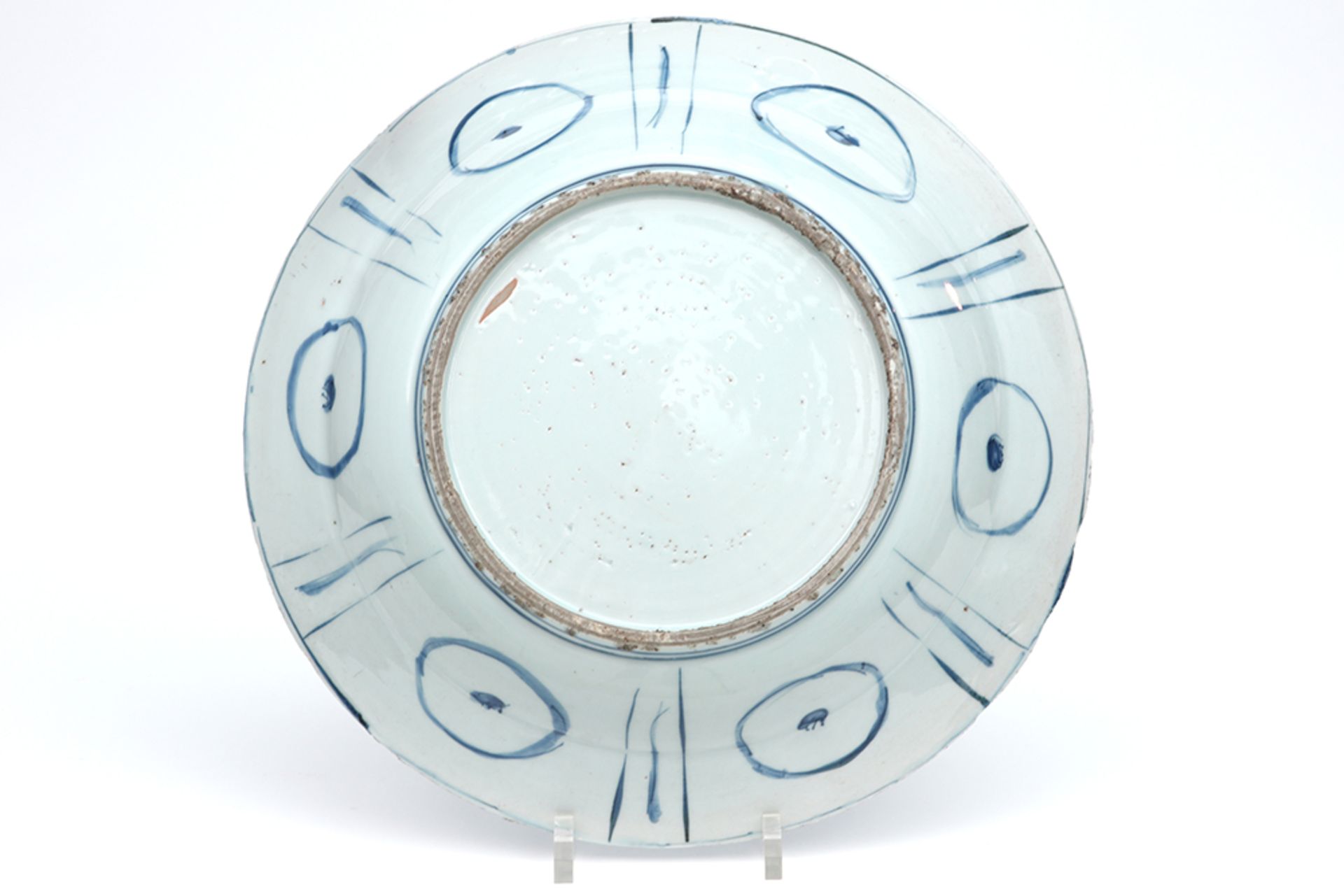 early 17th Cent. Chinese Wan Li period dish in porcelain with typical blue-white decor || Vroeg - Image 2 of 2