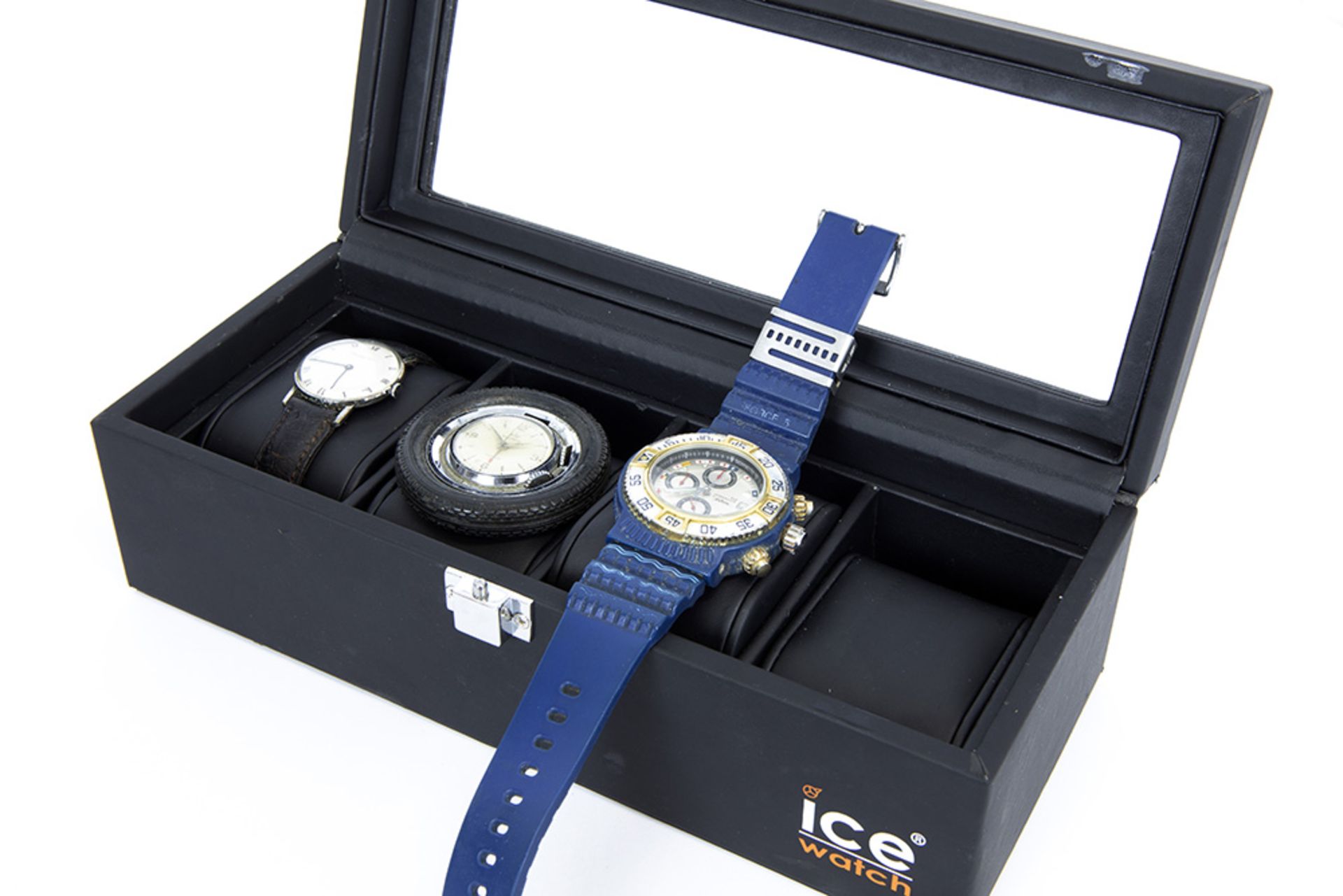 three vintage wristwatches in a "Ice Box" case || Lot van drie polshorloge in een valiesje van "