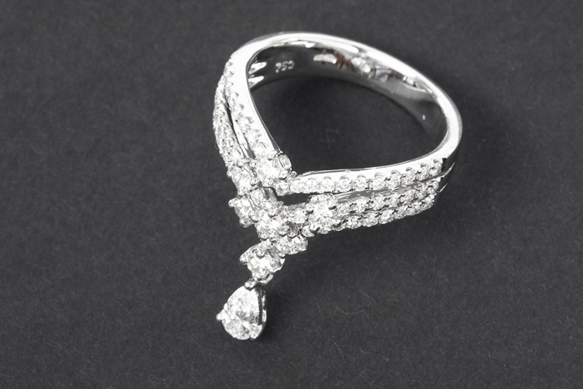 ring in white gold (18 carat) with 1,22 carat of pearshaped and brilliant cut diamonds || Fraaie - Bild 2 aus 2