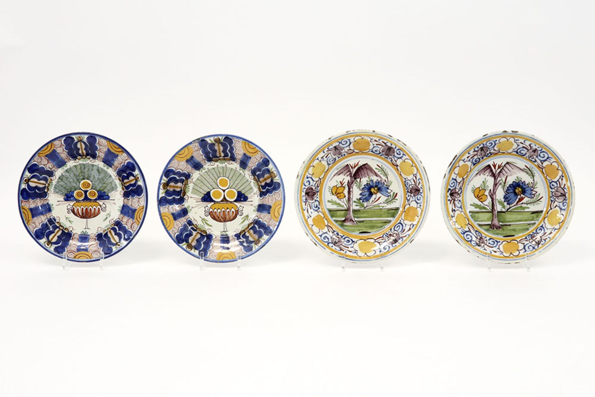 two pairs of 18th Cent. plates in ceramic from Delft with a polychrome decor || Lot van twee paar