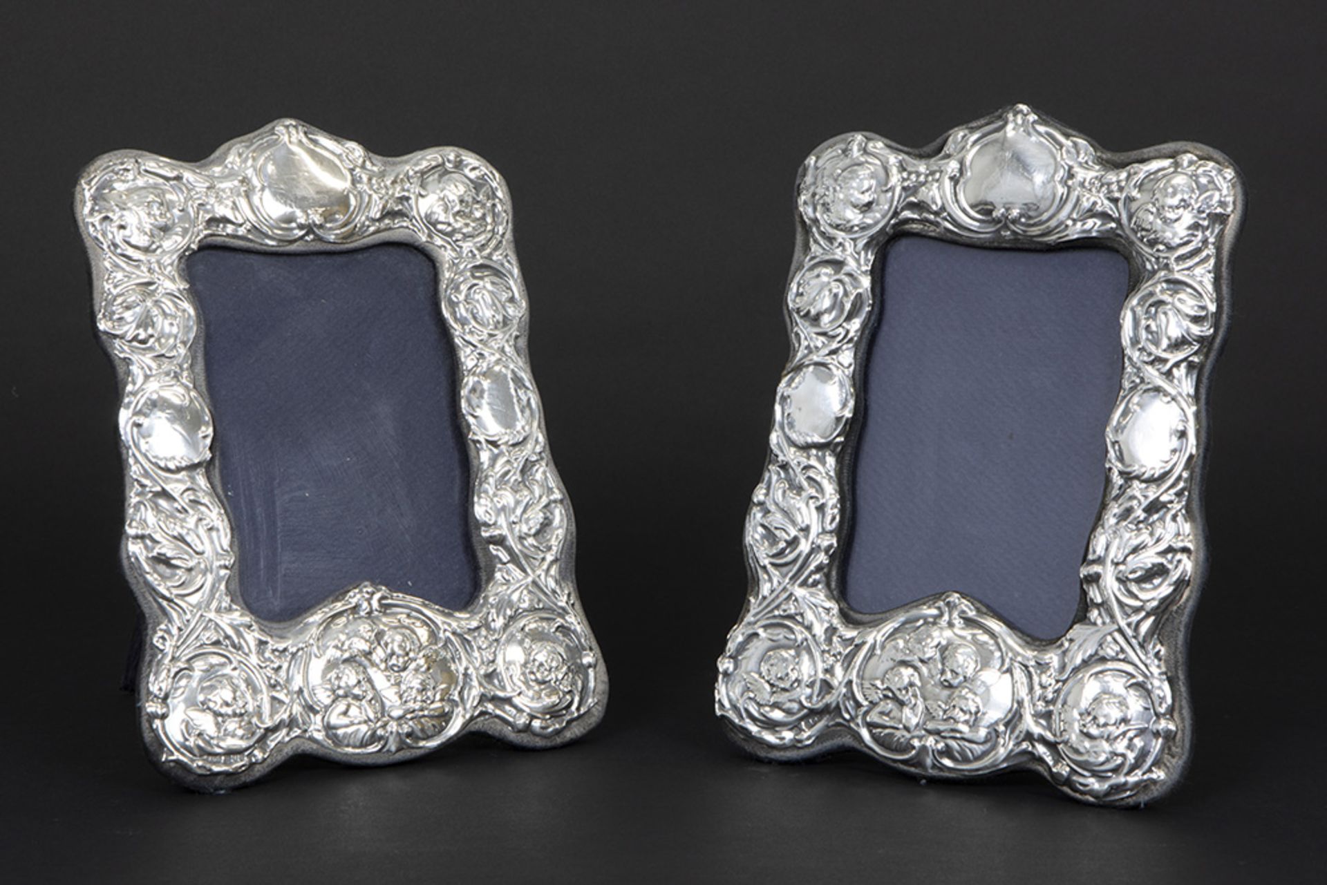 pair of old photo frames in marked silver || Paar oude fotokaders in gemerkt massief zilver met