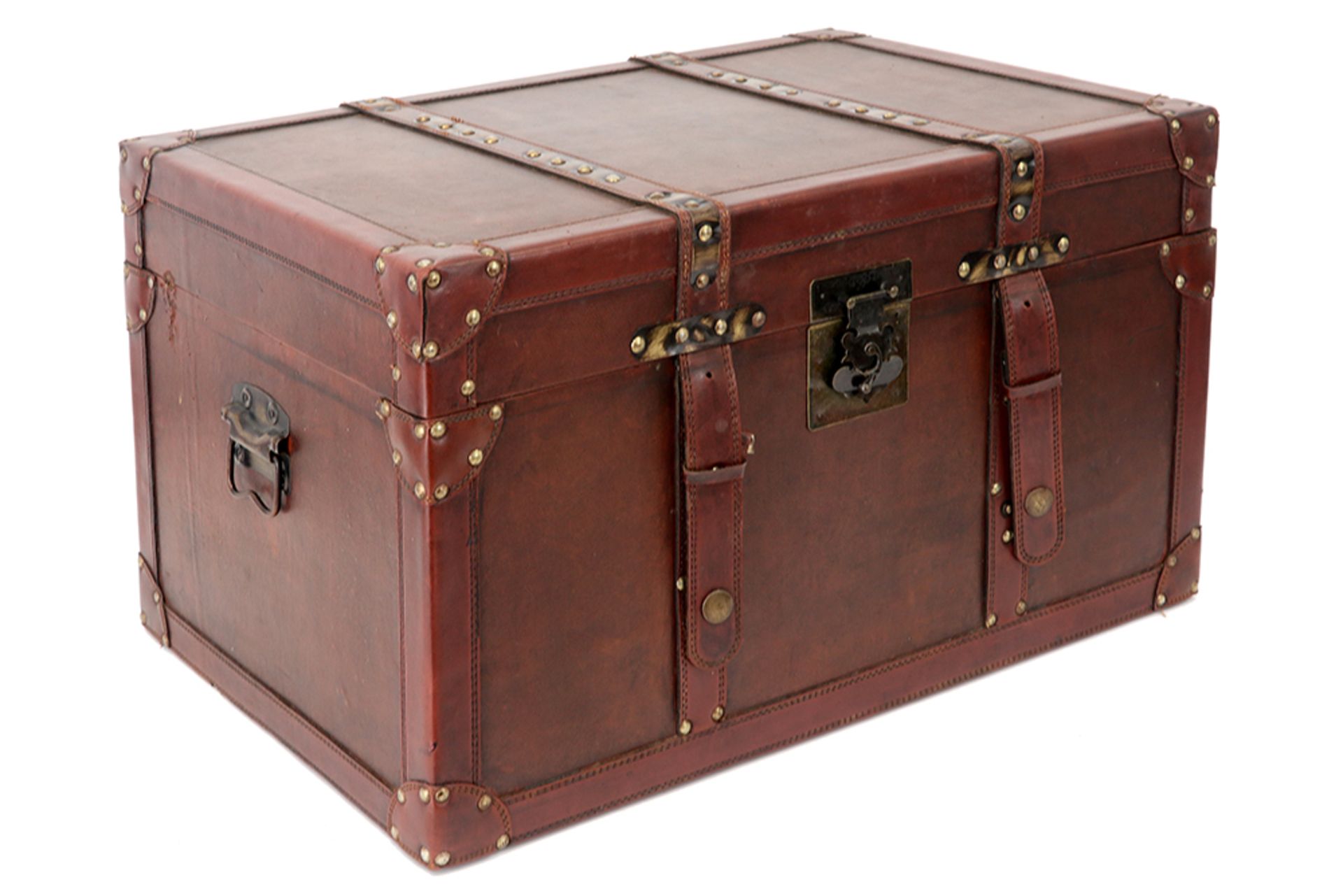 small decorative wooden chest covered with leather || Decoratief koffertje in met leder bekleed hout
