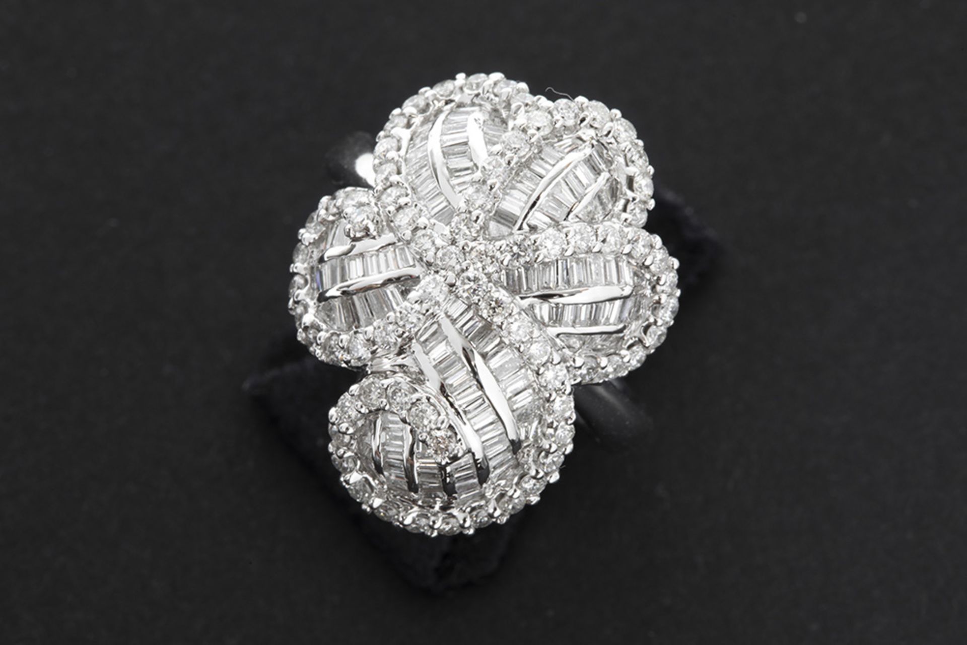 ring in white gold (18 carat) with 1,75 carat of high quality brilliant and baguette cut diamonds ||