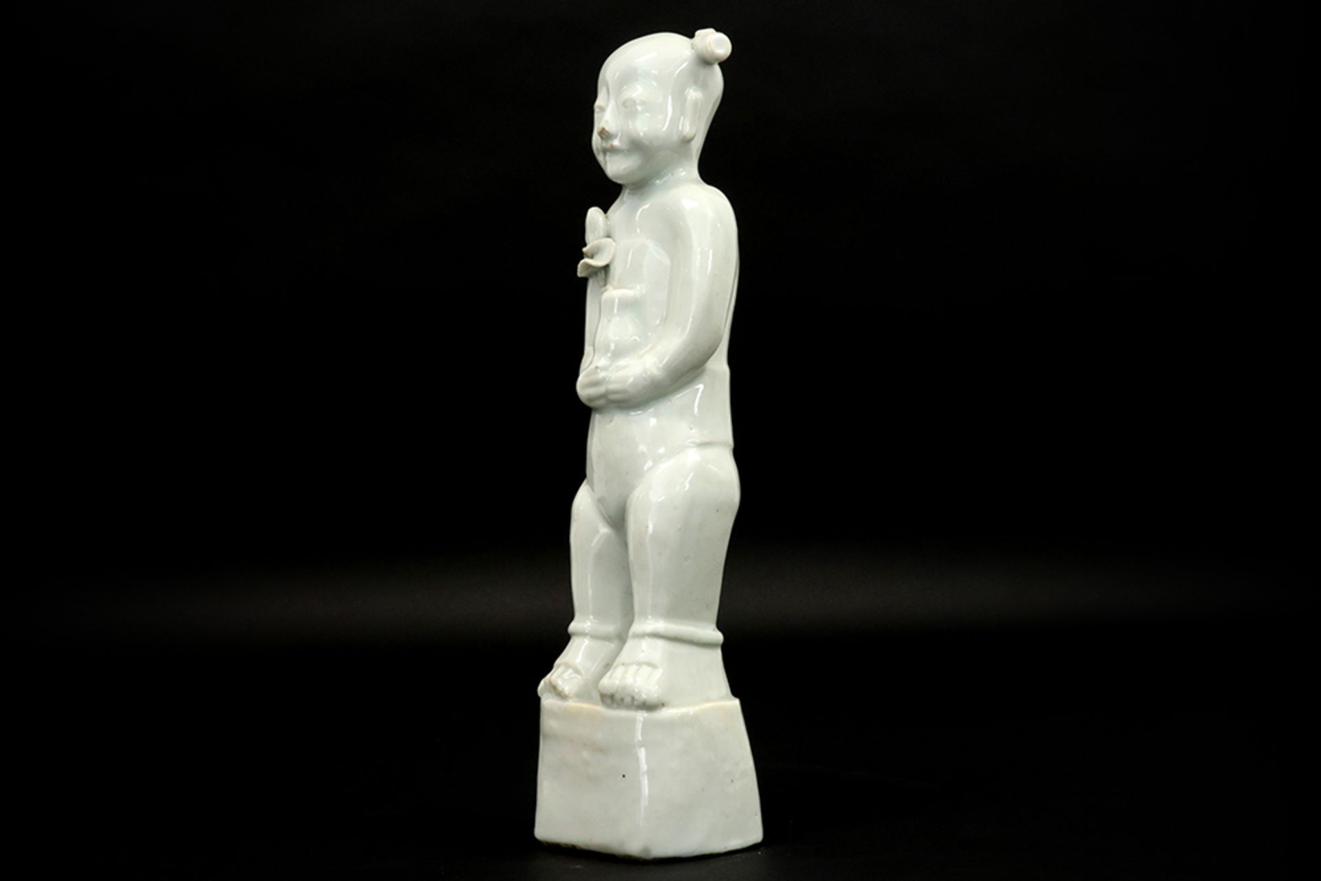 18th Cent. Chinese Laughing Boy in porcelain || Achttiende eeuwse Chinese zgn "laughing boy" in - Image 2 of 3