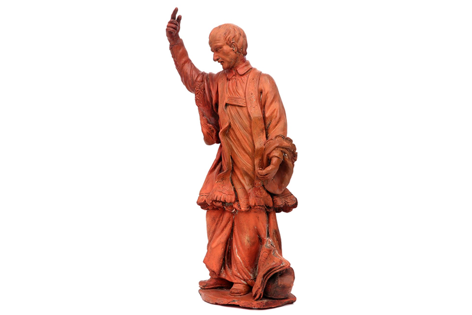 19th Cent. "St-Vincentius a Paulo" sculpture in terracotta || Negentiende eeuwse sculptuur in - Image 2 of 3