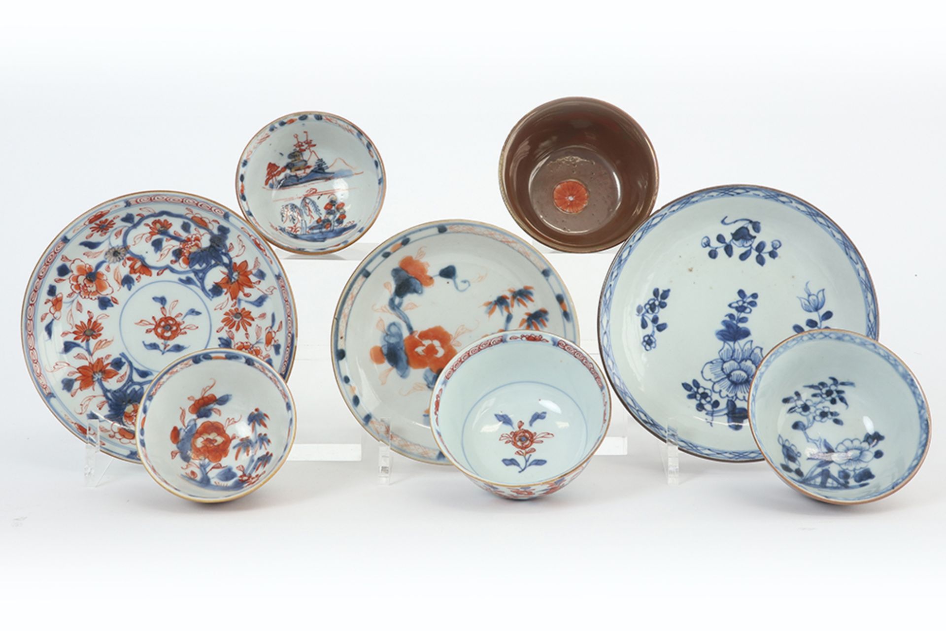 8 pieces of 18th Cent. Chinese porcelain with an Imari decor : five cups and three small plates || - Image 2 of 3