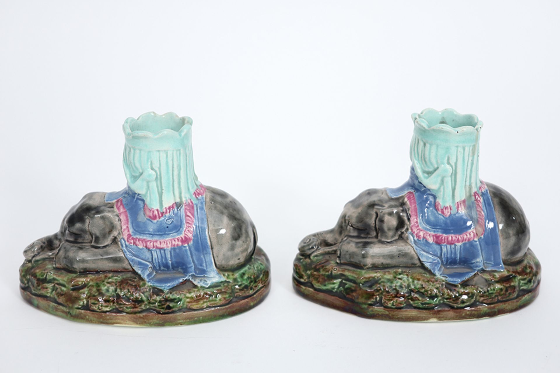 pair of antique elephant-shaped candlesticks in ceramic || Paar antieke kandelaars in faïence en - Image 2 of 5