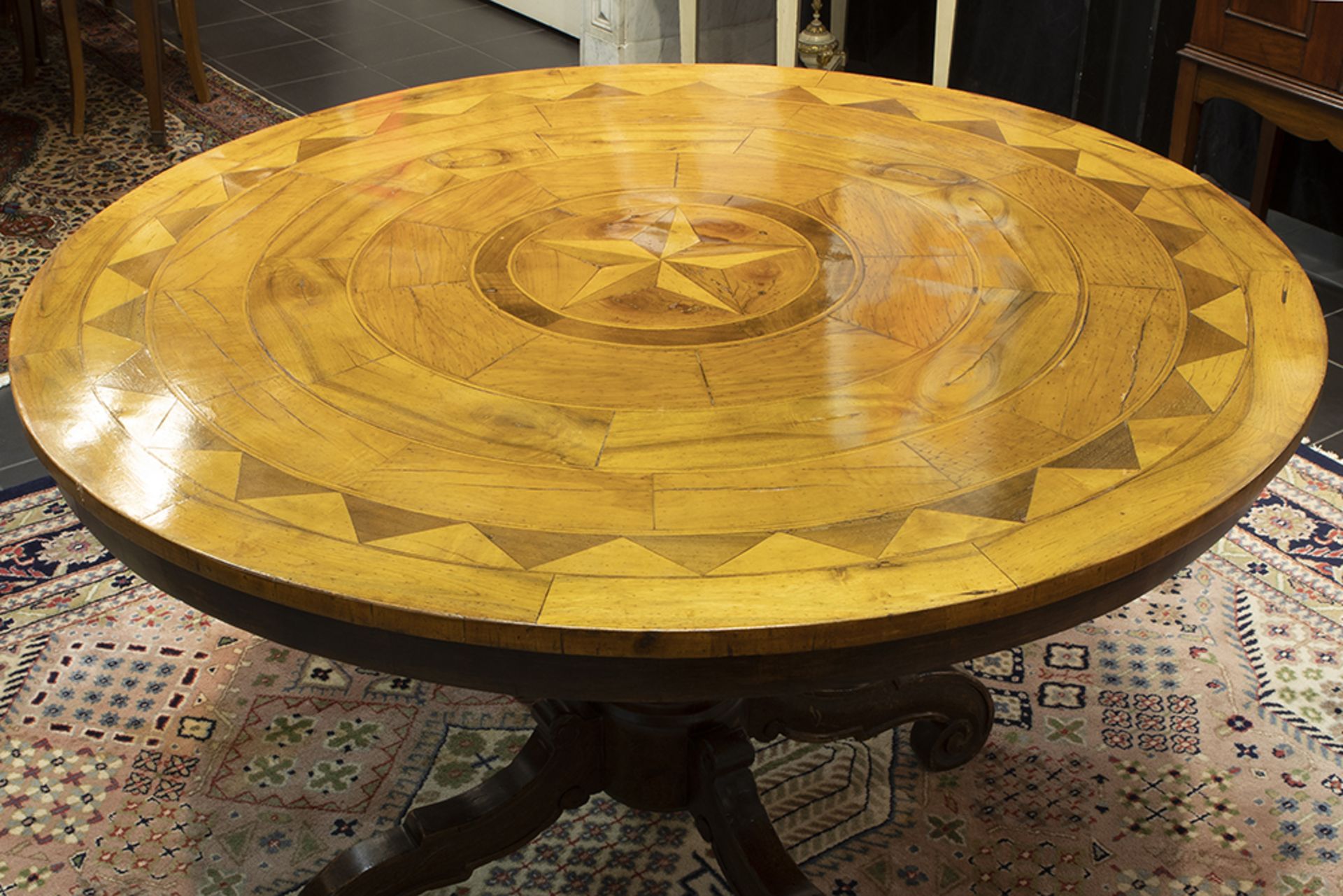 19th Cent. Biedermeier table in walnut with a round marquetry top || Negentiende eeuwse - Bild 2 aus 2