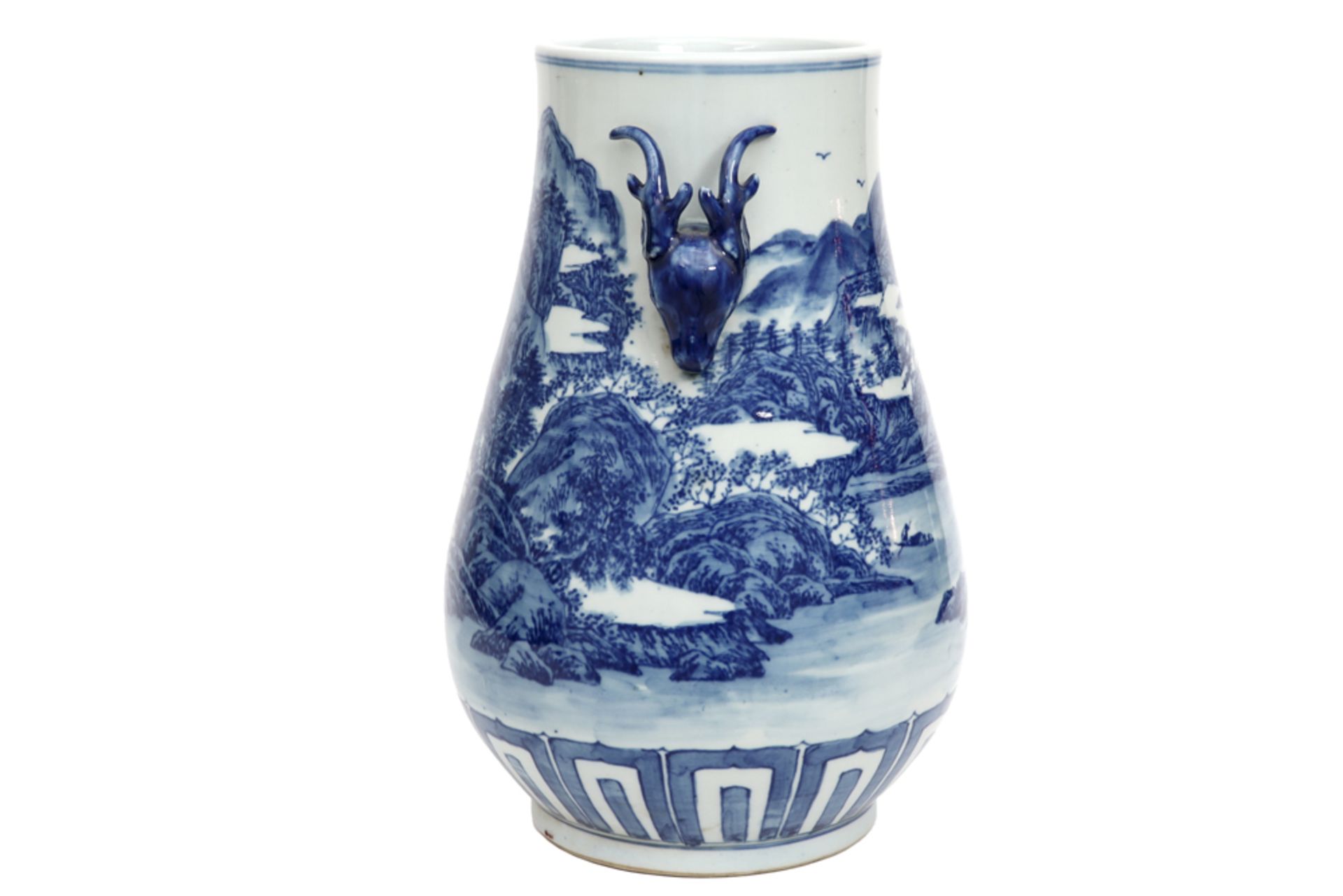 Chinese vaas met twee hertenkopjes in gemerkt porselein met blauwwit landschapsdecor - hoogte : 38 c - Image 4 of 6