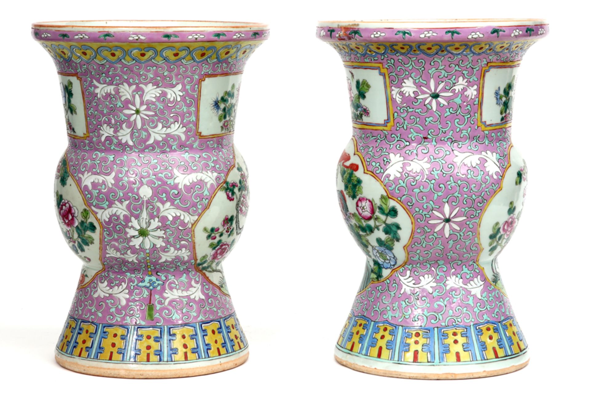 Paar achttiende eeuwse Chinese vazen - eigenlijk spuwbakken - met balustervorm in porselein met een  - Image 2 of 5