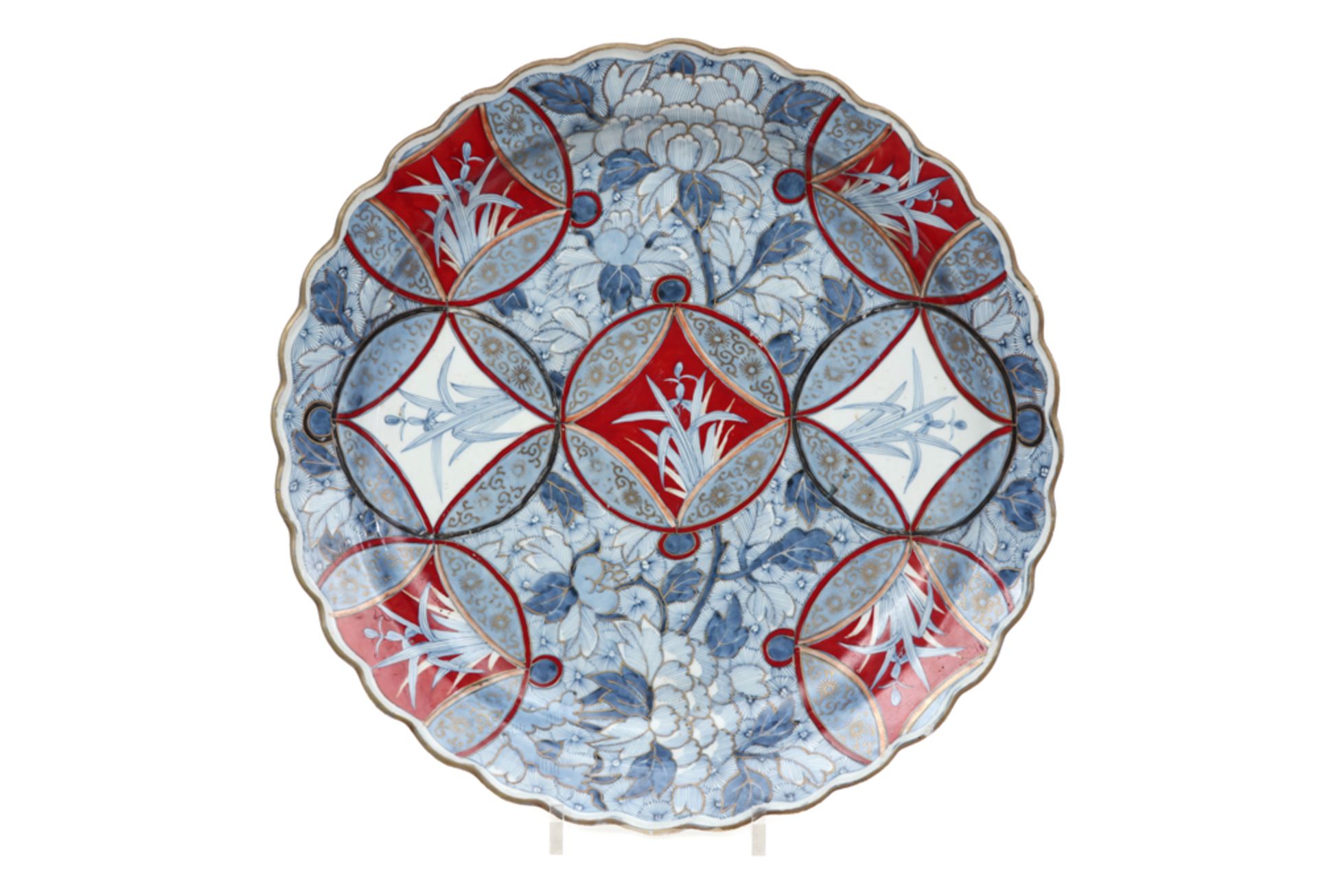 Vrij grote antieke schaal in gemerkt porselein met Imari-decor met planten  -  diameter : 48 cm || q