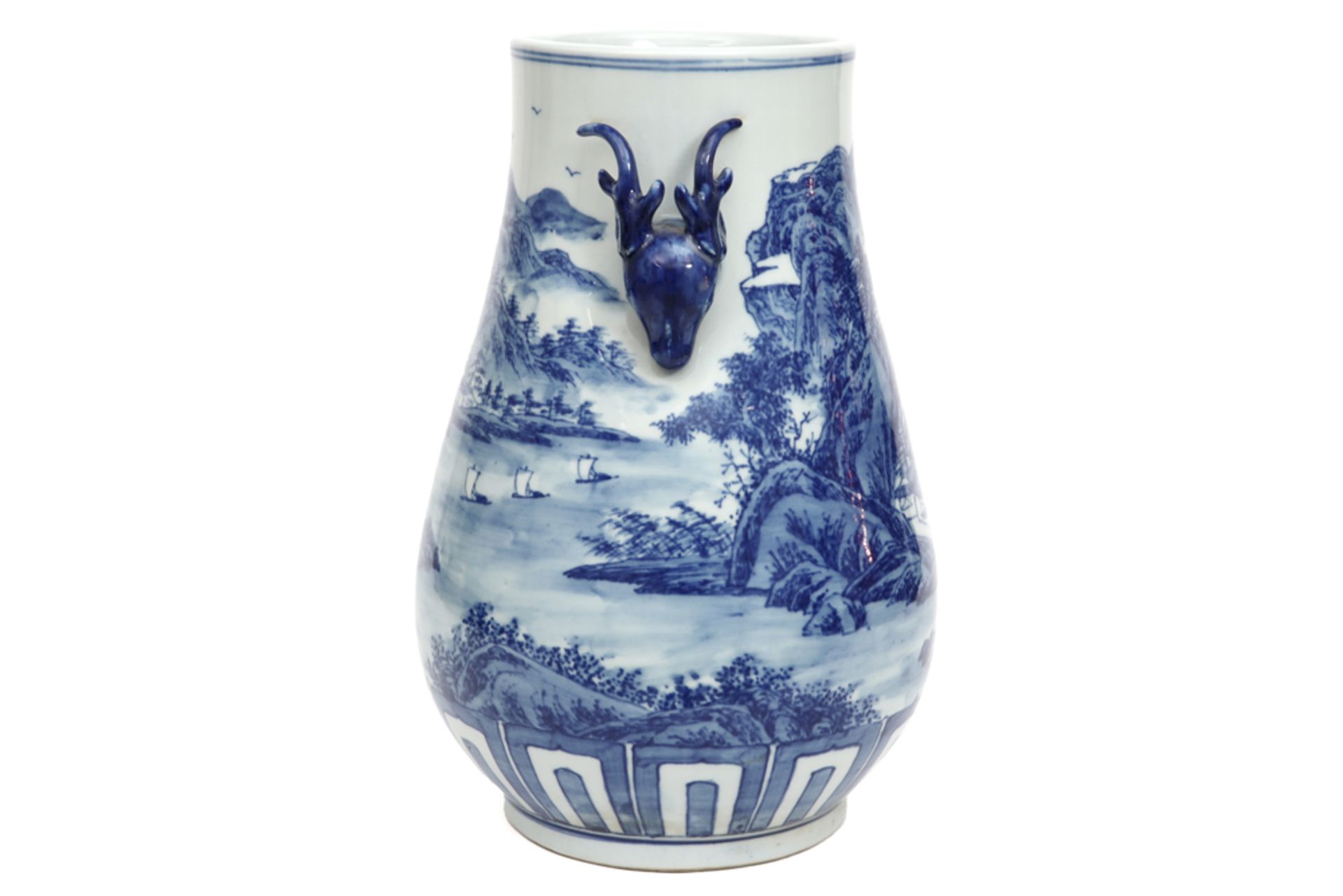 Chinese vaas met twee hertenkopjes in gemerkt porselein met blauwwit landschapsdecor - hoogte : 38 c - Image 2 of 6