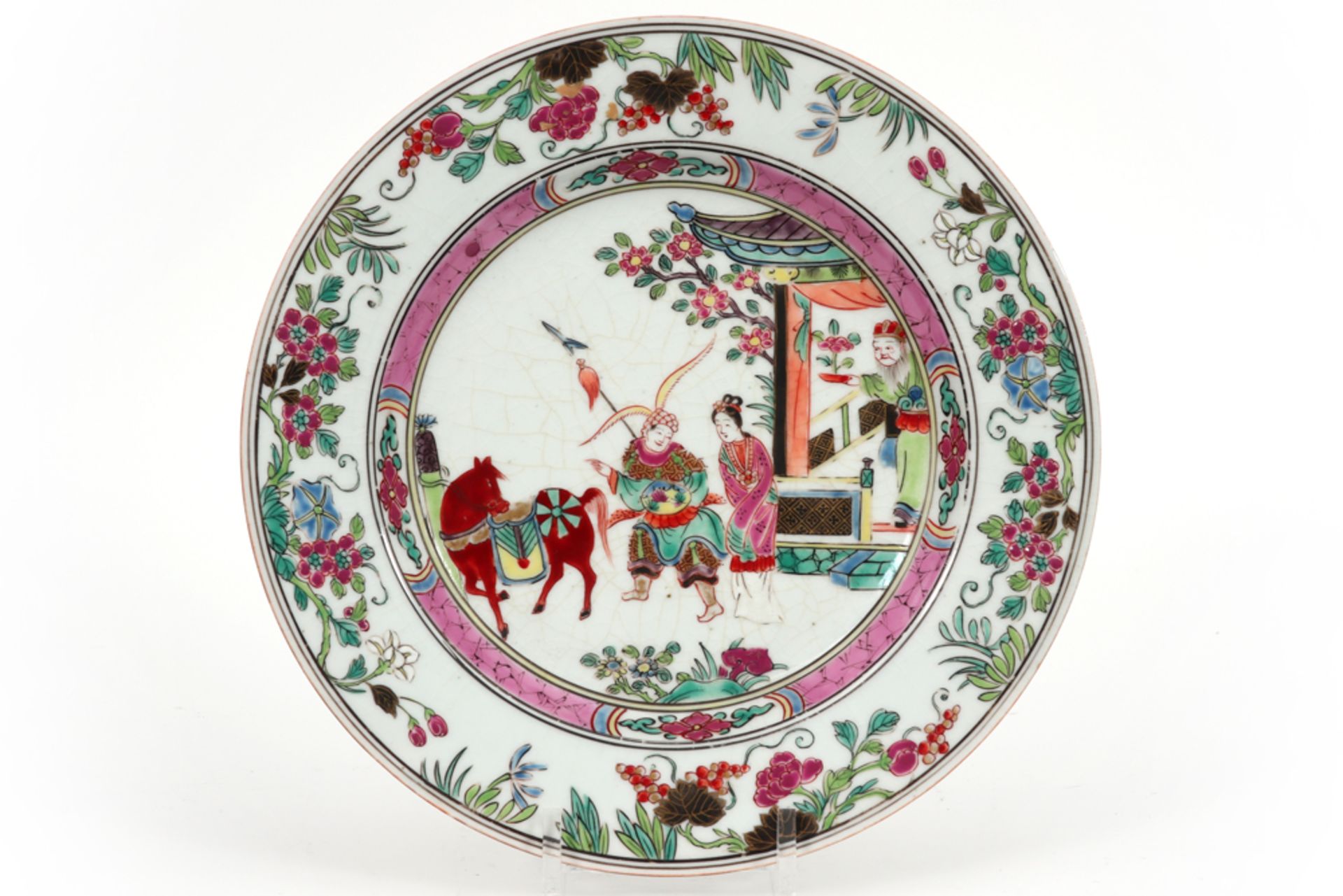 Chinees bord in porselein met een polychroom decor met paard en personages  -  diameter : 24 cm  || 